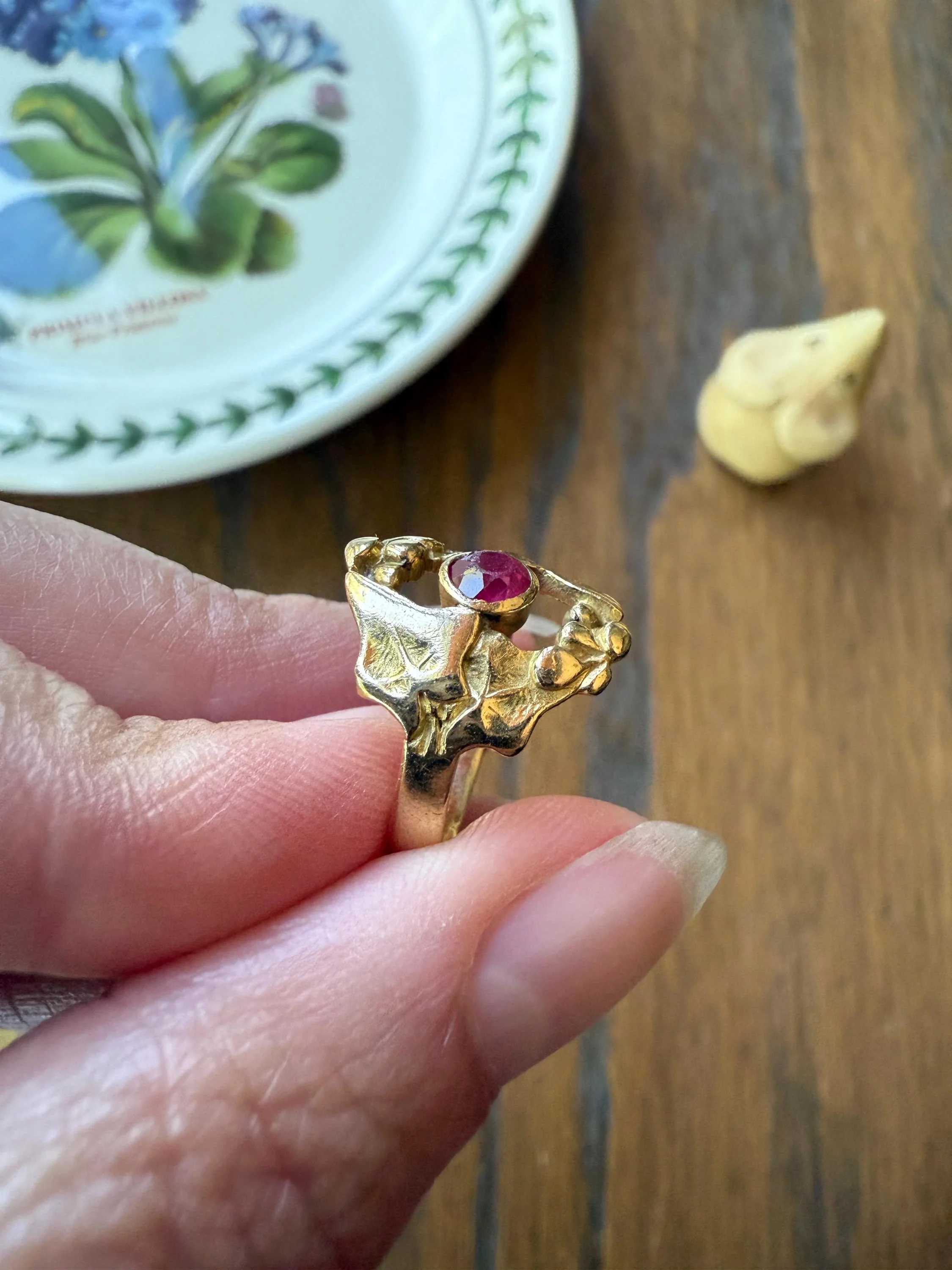 IVY Leaf and Berry Ruby French Antique 18k Gold Figural Belle Epoque Art Nouveau Ring - Image 6