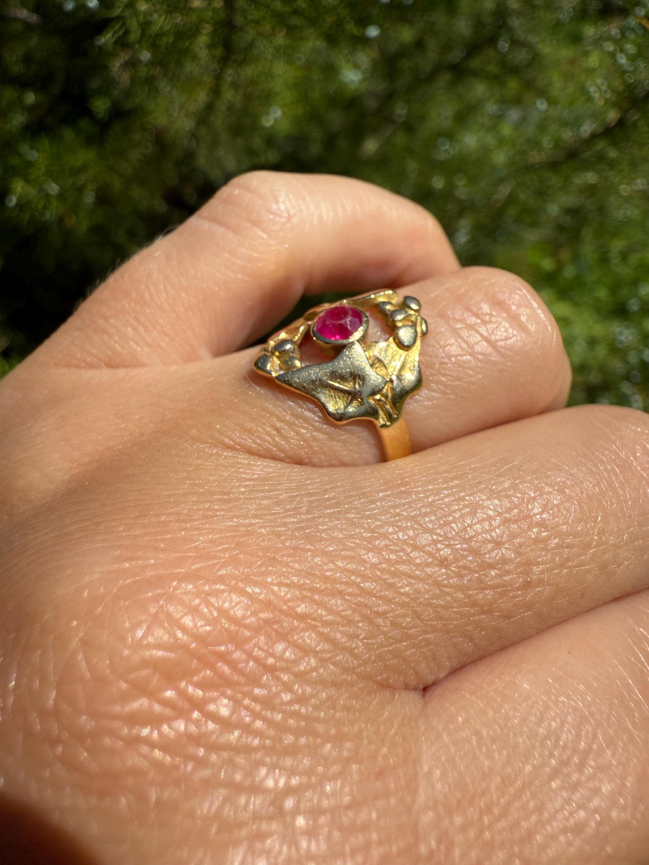 IVY Leaf and Berry Ruby French Antique 18k Gold Figural Belle Epoque Art Nouveau Ring - Image 7