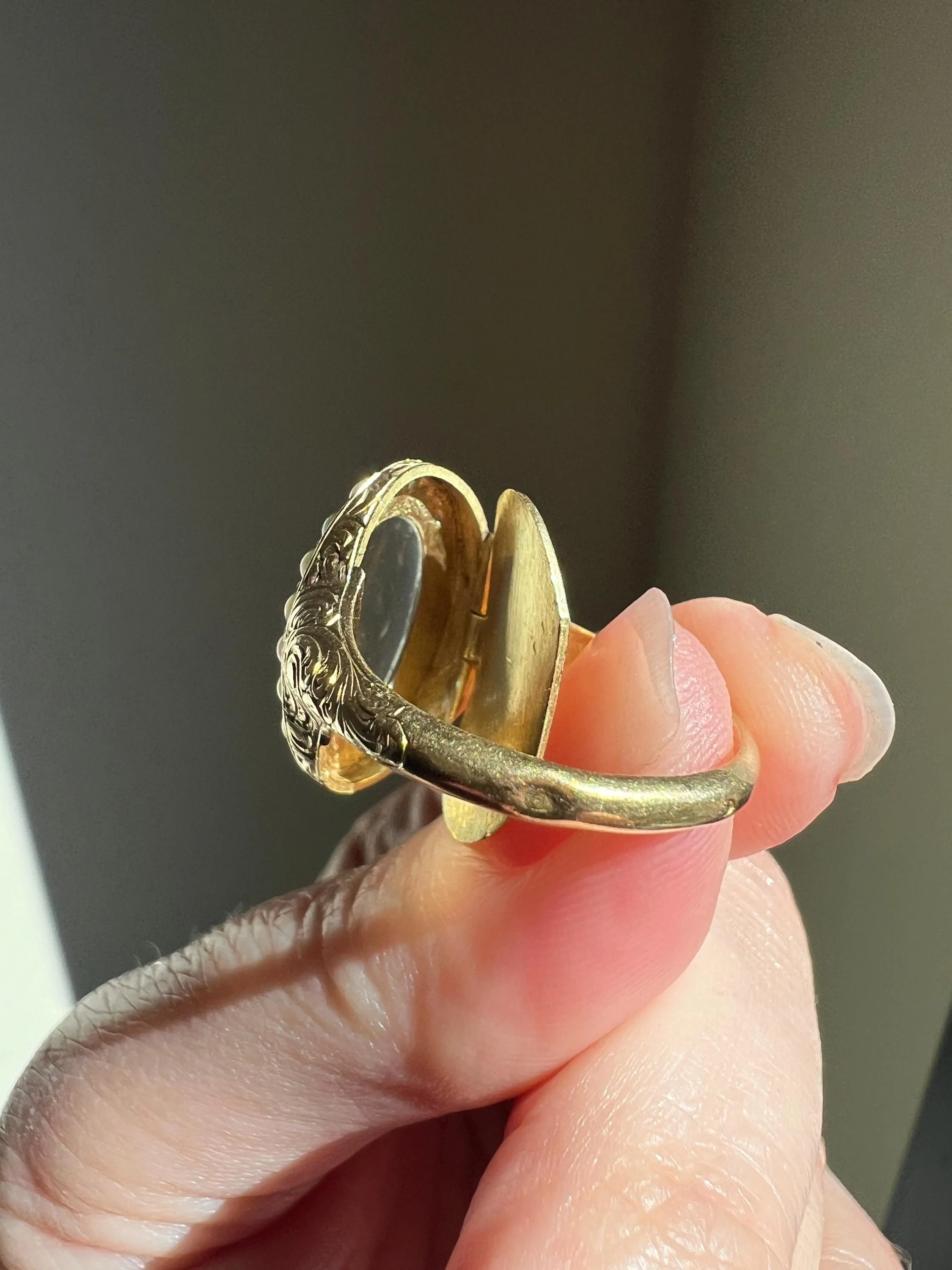 LOCKET Back Ring 18k Gold PEARL Halo Magnifying Lens Ornate 3D Hand Engraved OPENS Hinged Compartment Band Love Token Scrolled - Image 2