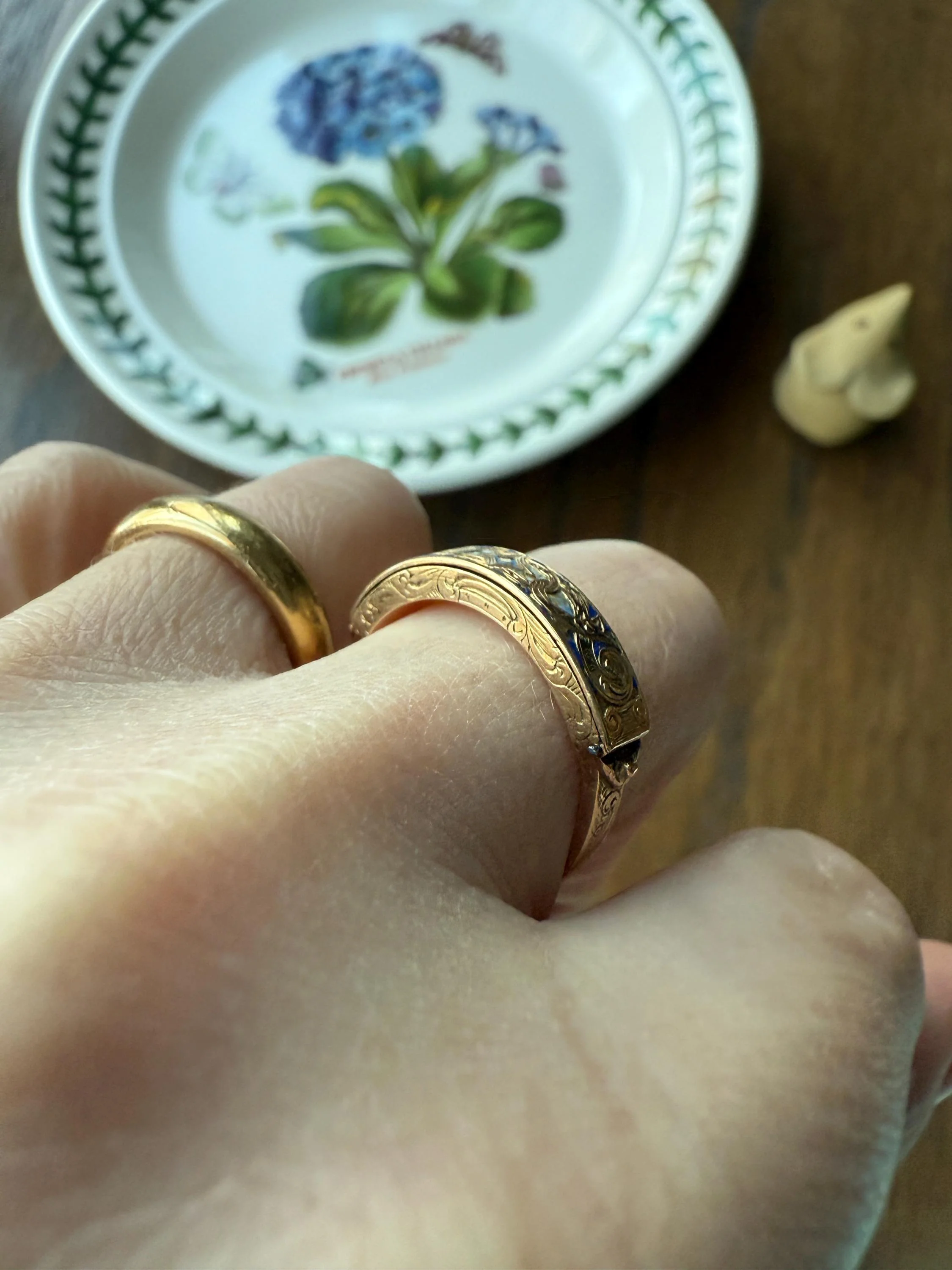 LOCKET RING 14k Gold Victorian Engraved Antique Opening Stacker Band Ornate Enamel Secret Hidden Compartment - Image 4