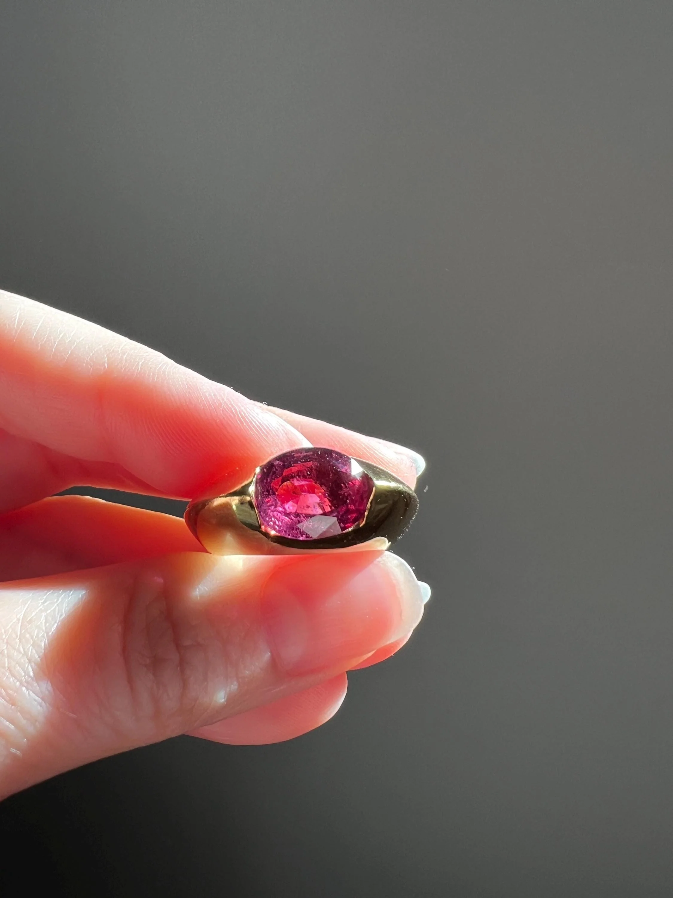 MEGA Natural Pink TOURMALINE Knife Edge Domed Bombe Ring Band French Vintage Preowned HEAVY 13.6g 18k Gold Retro Statement Stacker - Image 2