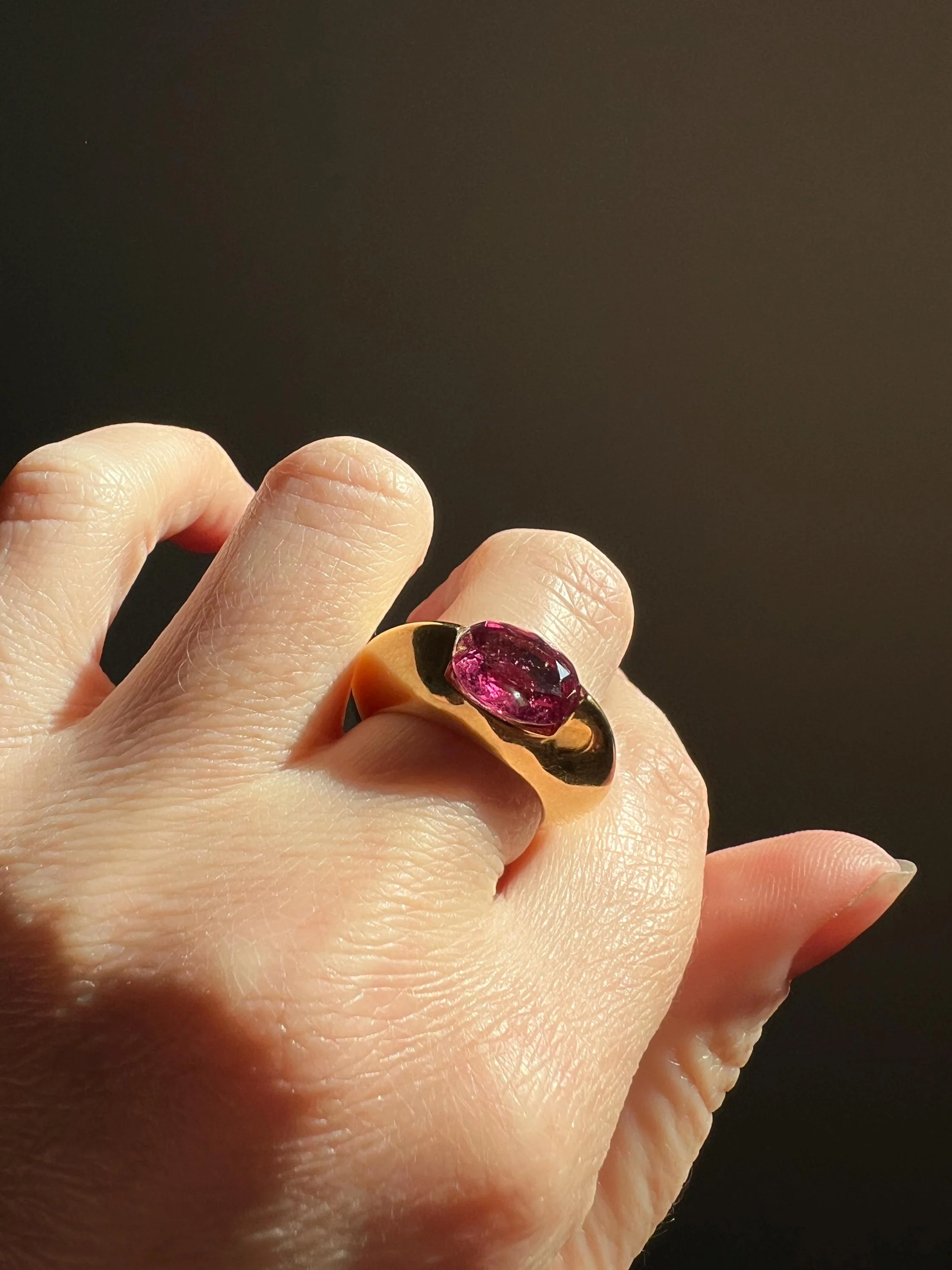 MEGA Natural Pink TOURMALINE Knife Edge Domed Bombe Ring Band French Vintage Preowned HEAVY 13.6g 18k Gold Retro Statement Stacker - Image 4