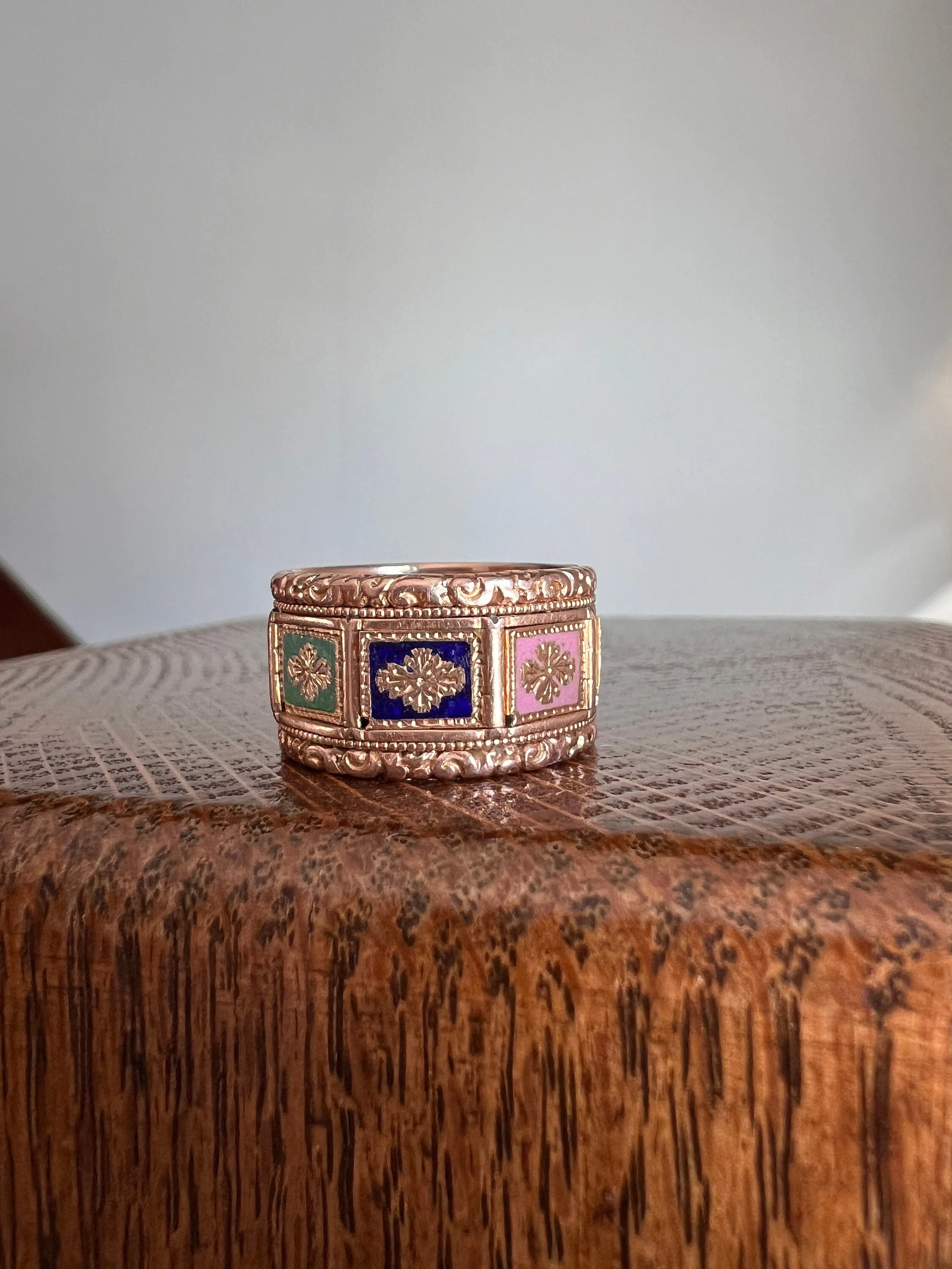 OPENING Panels GEORGIAN Antique Ring Heavy 9.2g 18k Gold Wide Band RARE Multi Colorful Enamel - Image 2