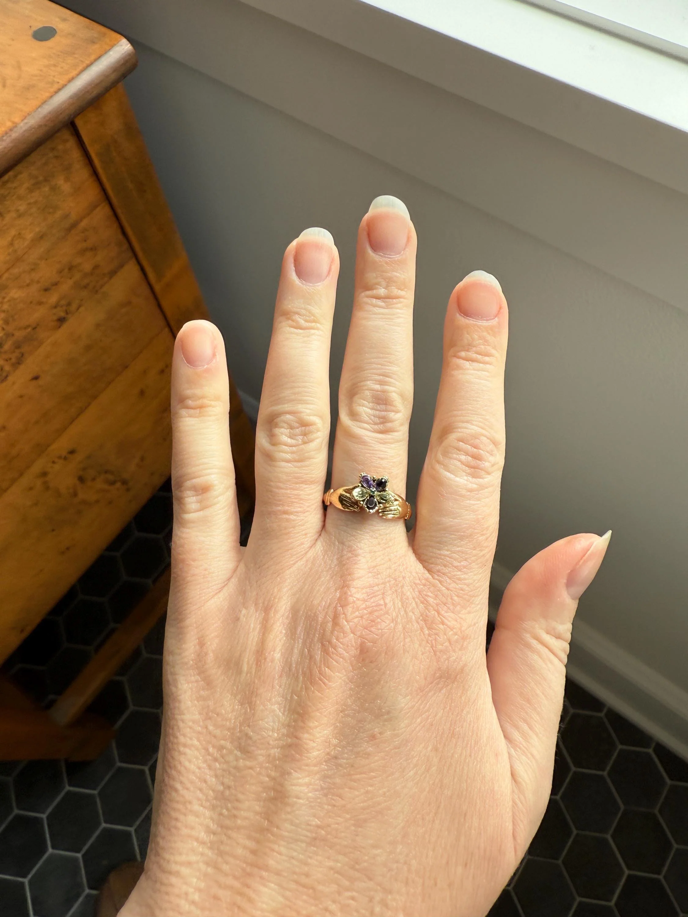 PANSY Hands Holding Flower ACROSTIC? 18k Gold Victorian Gemset Ring Amethyst Garnet Emerald Sweet Figural Stacker Locket Back - Image 10