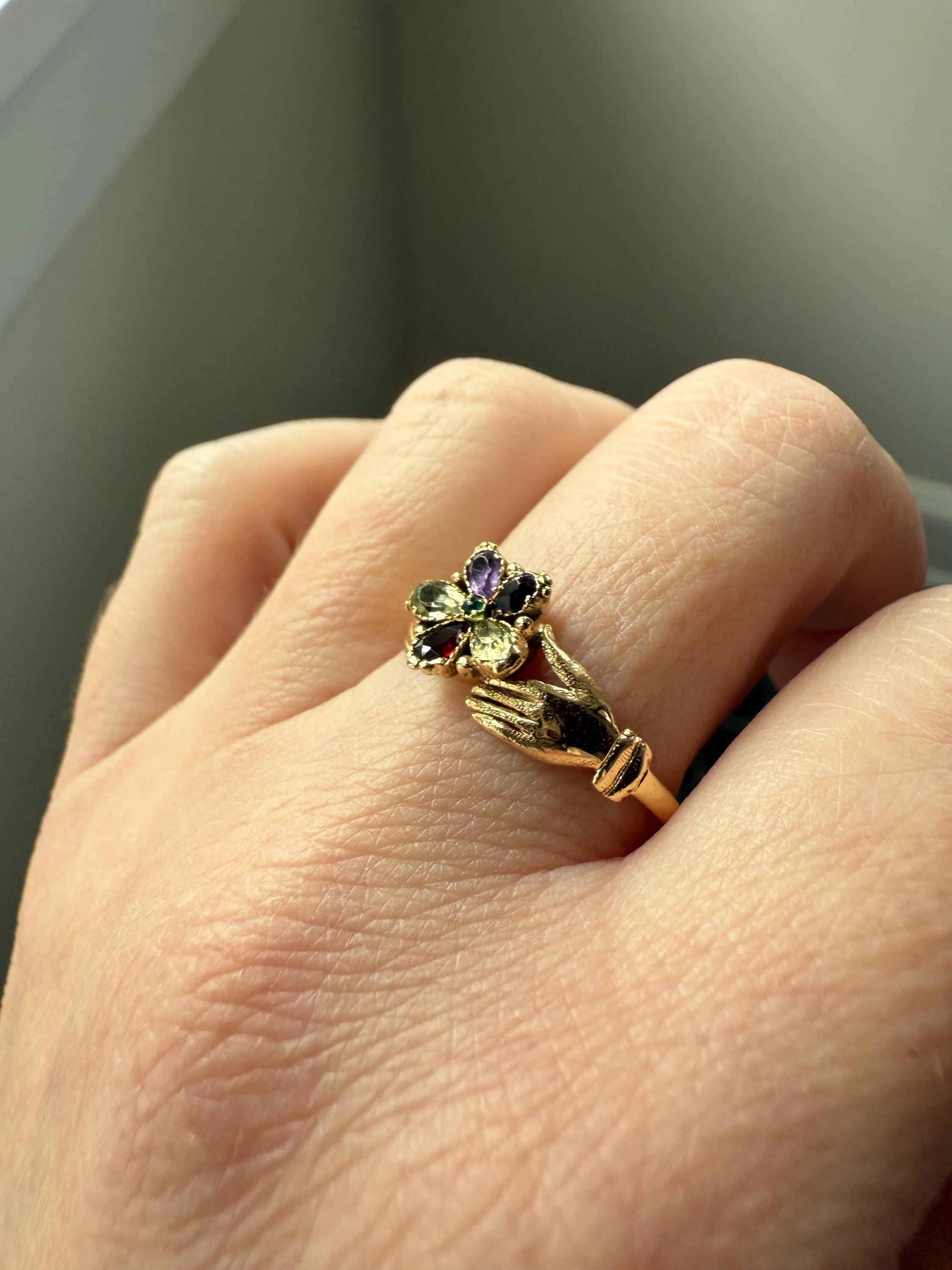 PANSY Hands Holding Flower ACROSTIC? 18k Gold Victorian Gemset Ring Amethyst Garnet Emerald Sweet Figural Stacker Locket Back - Image 2