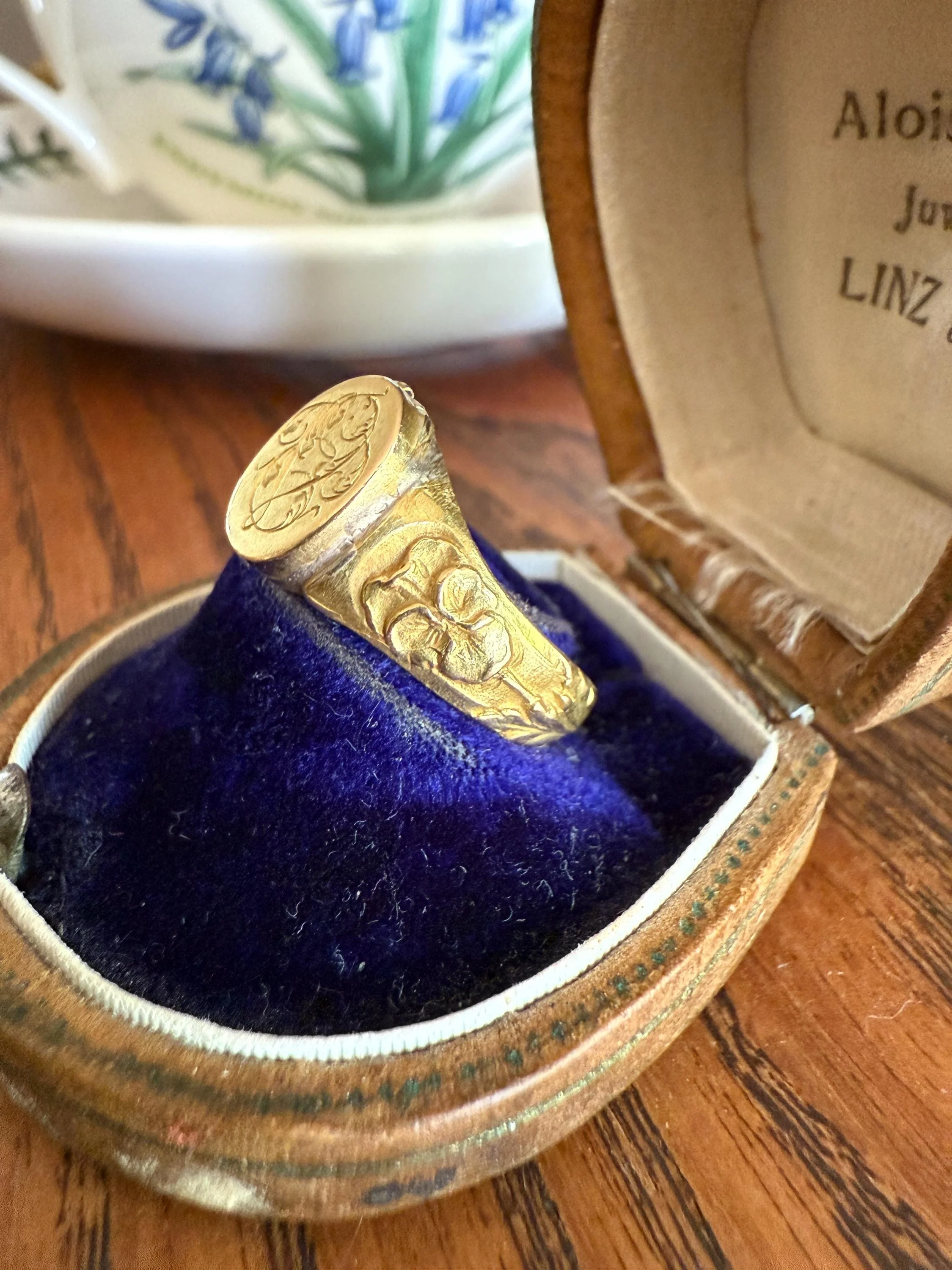 PANSY Signet Ornate Initial Monogram Delicious Floral French Art NOUVEAU Antique Belle Epoque 18k Gold Ring Former Secret Locket Poison Band - Image 11