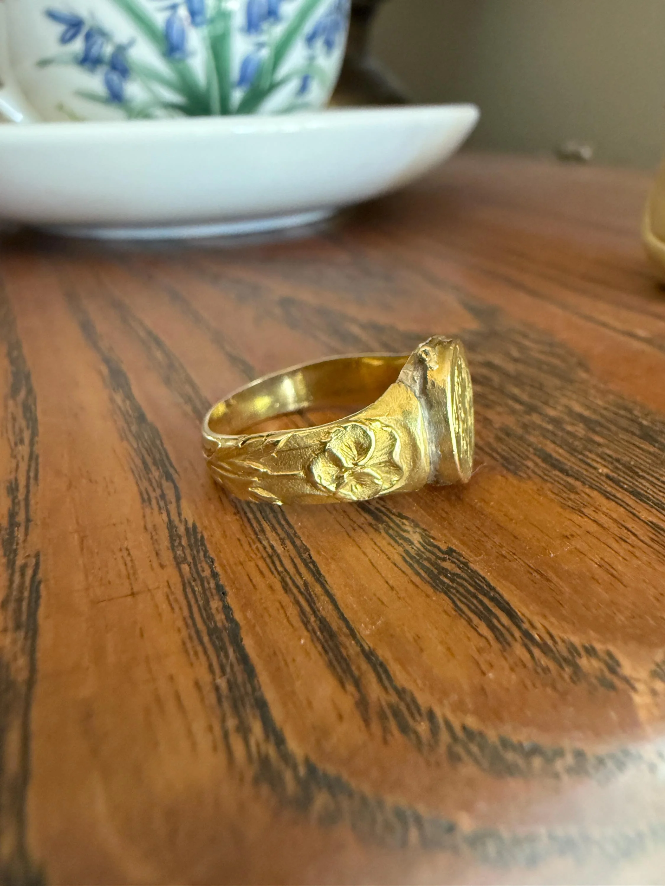 PANSY Signet Ornate Initial Monogram Delicious Floral French Art NOUVEAU Antique Belle Epoque 18k Gold Ring Former Secret Locket Poison Band - Image 2
