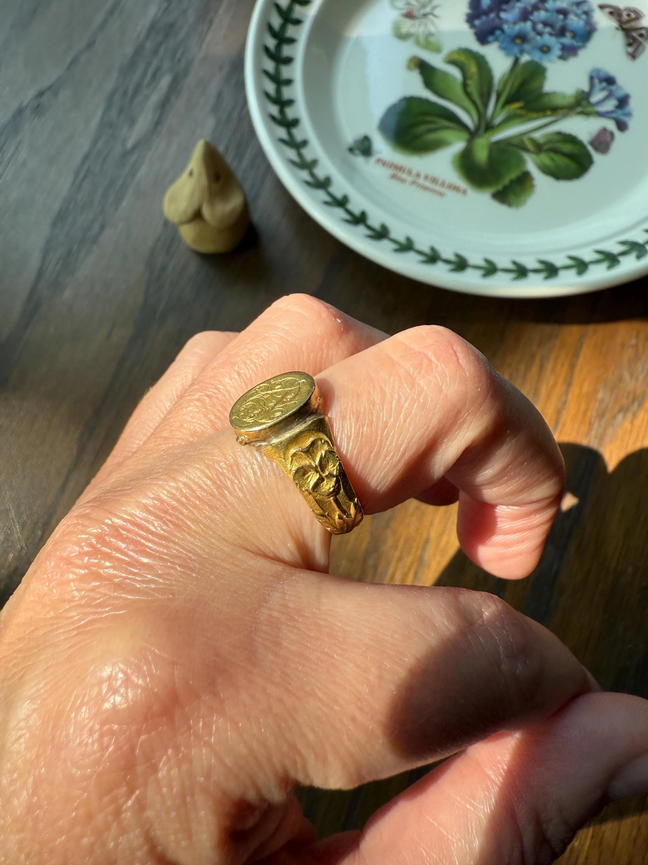 PANSY Signet Ornate Initial Monogram Delicious Floral French Art NOUVEAU Antique Belle Epoque 18k Gold Ring Former Secret Locket Poison Band - Image 6