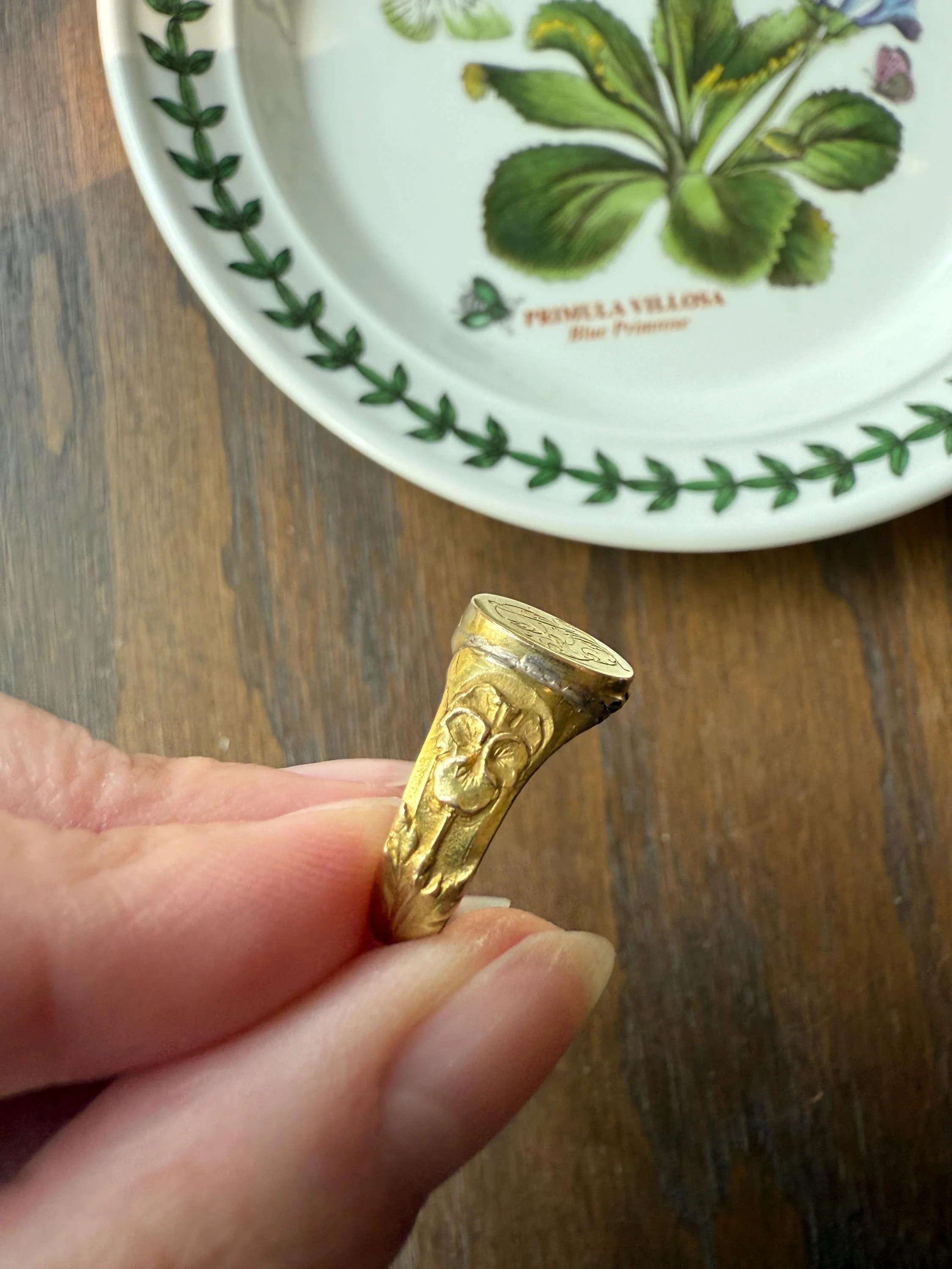 PANSY Signet Ornate Initial Monogram Delicious Floral French Art NOUVEAU Antique Belle Epoque 18k Gold Ring Former Secret Locket Poison Band - Image 7