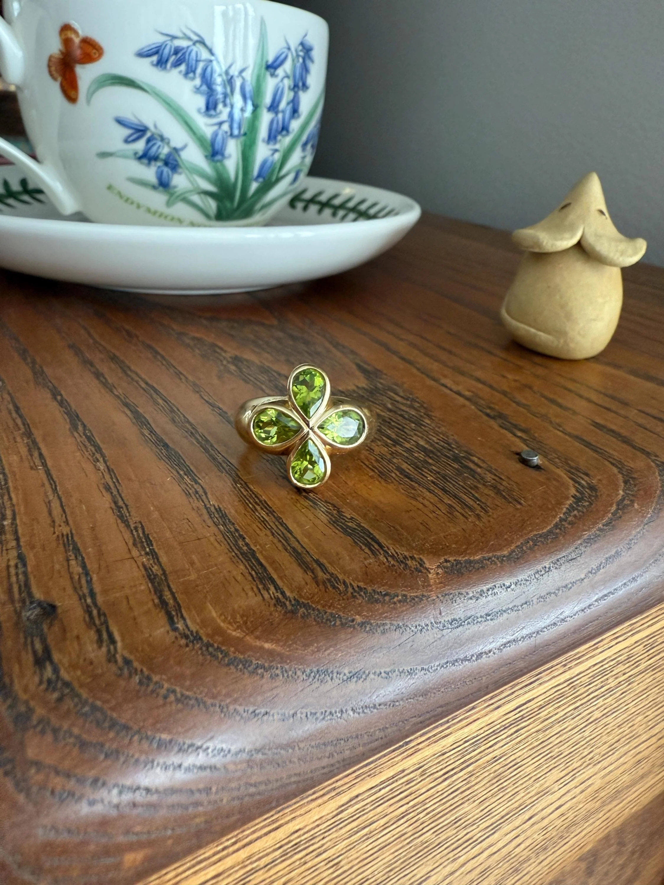 PERIDOT Chunky French Vintage Pale Green Pear Bezel Set Four Leaf Clover 7.5g 18k Gold Stacker Ring Domed Band Retro Flower Lime Green - Image 10