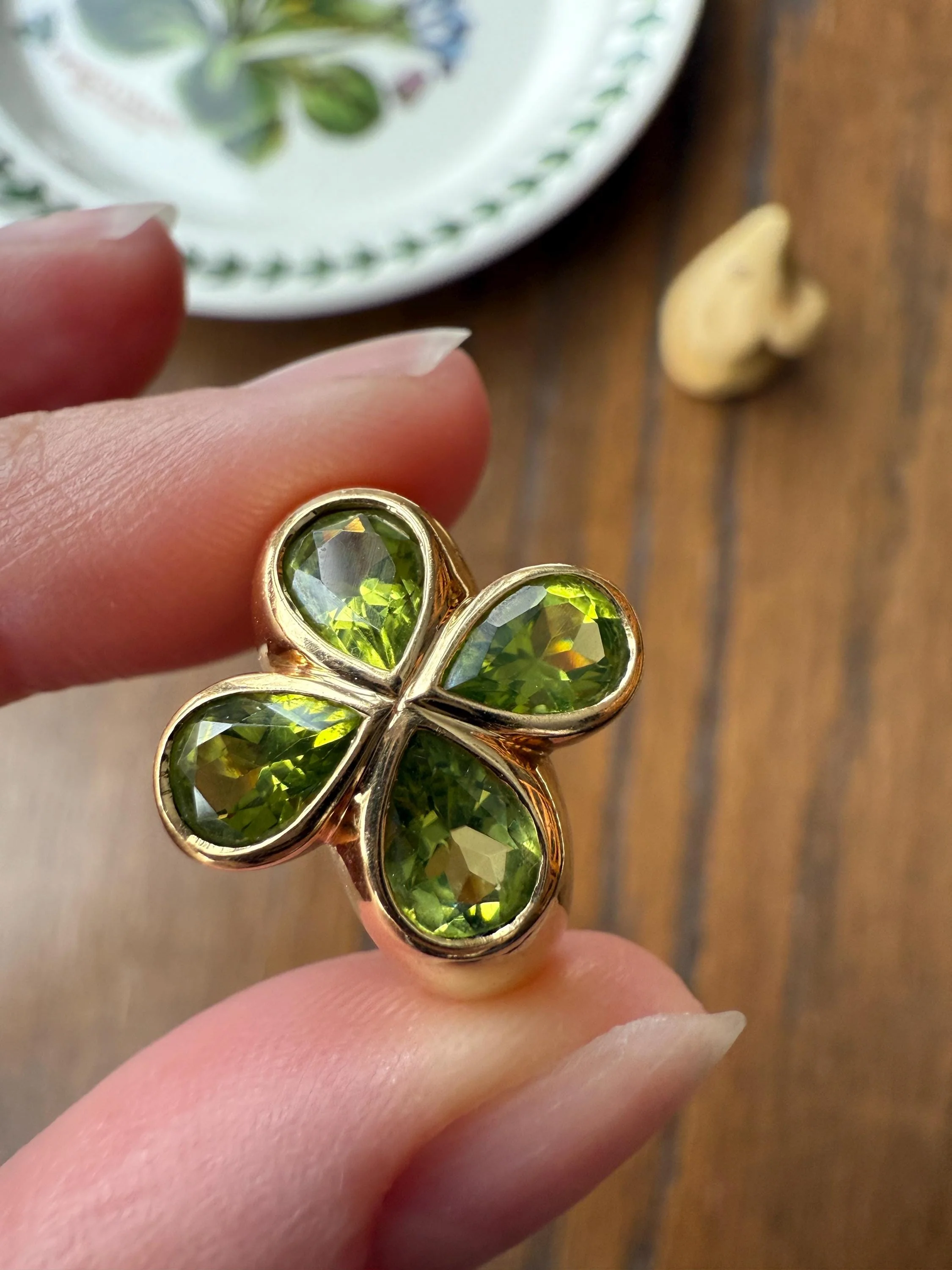 PERIDOT Chunky French Vintage Pale Green Pear Bezel Set Four Leaf Clover 7.5g 18k Gold Stacker Ring Domed Band Retro Flower Lime Green - Image 11