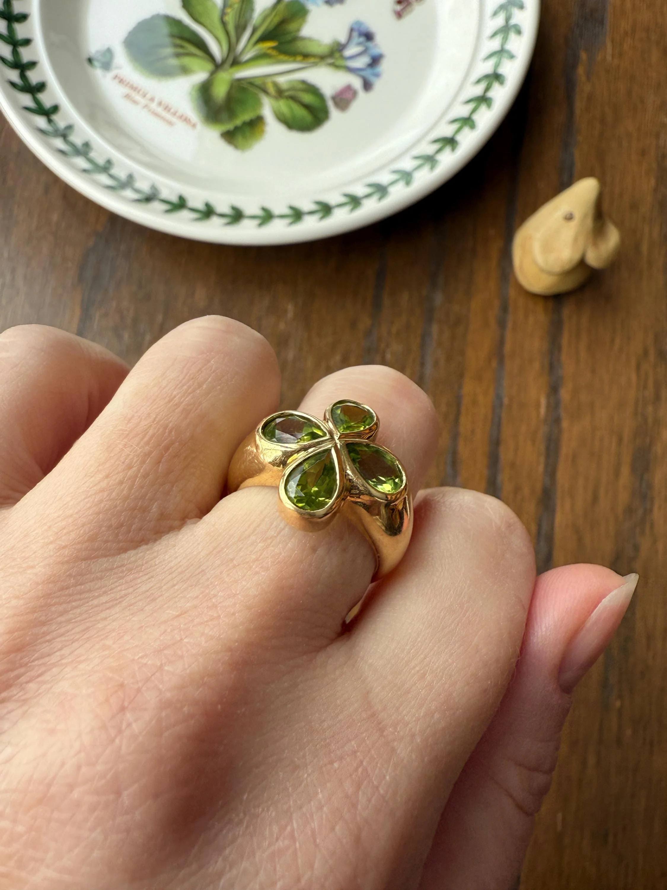 PERIDOT Chunky French Vintage Pale Green Pear Bezel Set Four Leaf Clover 7.5g 18k Gold Stacker Ring Domed Band Retro Flower Lime Green - Image 12