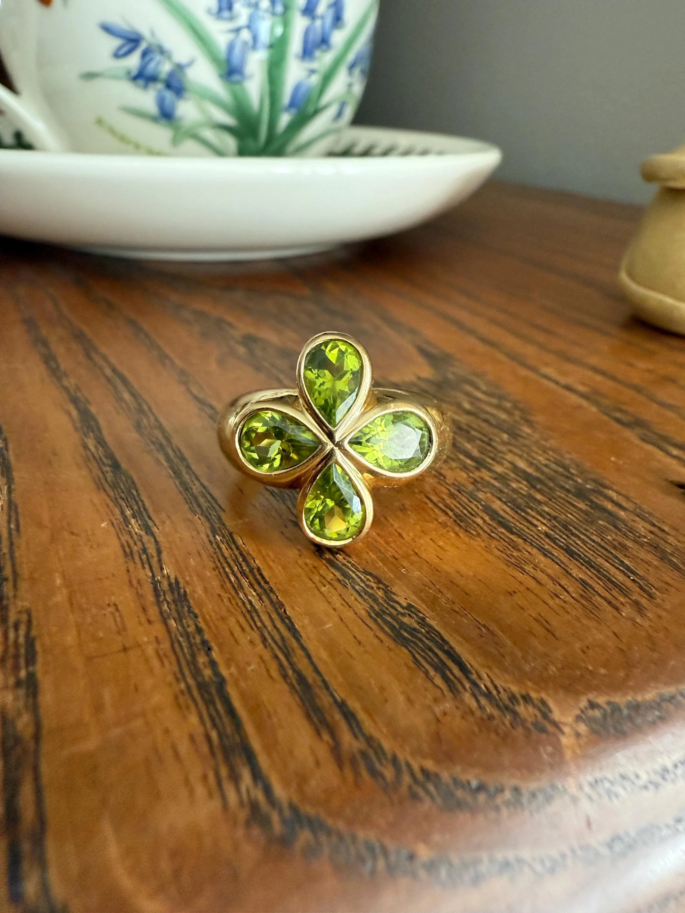 PERIDOT Chunky French Vintage Pale Green Pear Bezel Set Four Leaf Clover 7.5g 18k Gold Stacker Ring Domed Band Retro Flower Lime Green - Image 13
