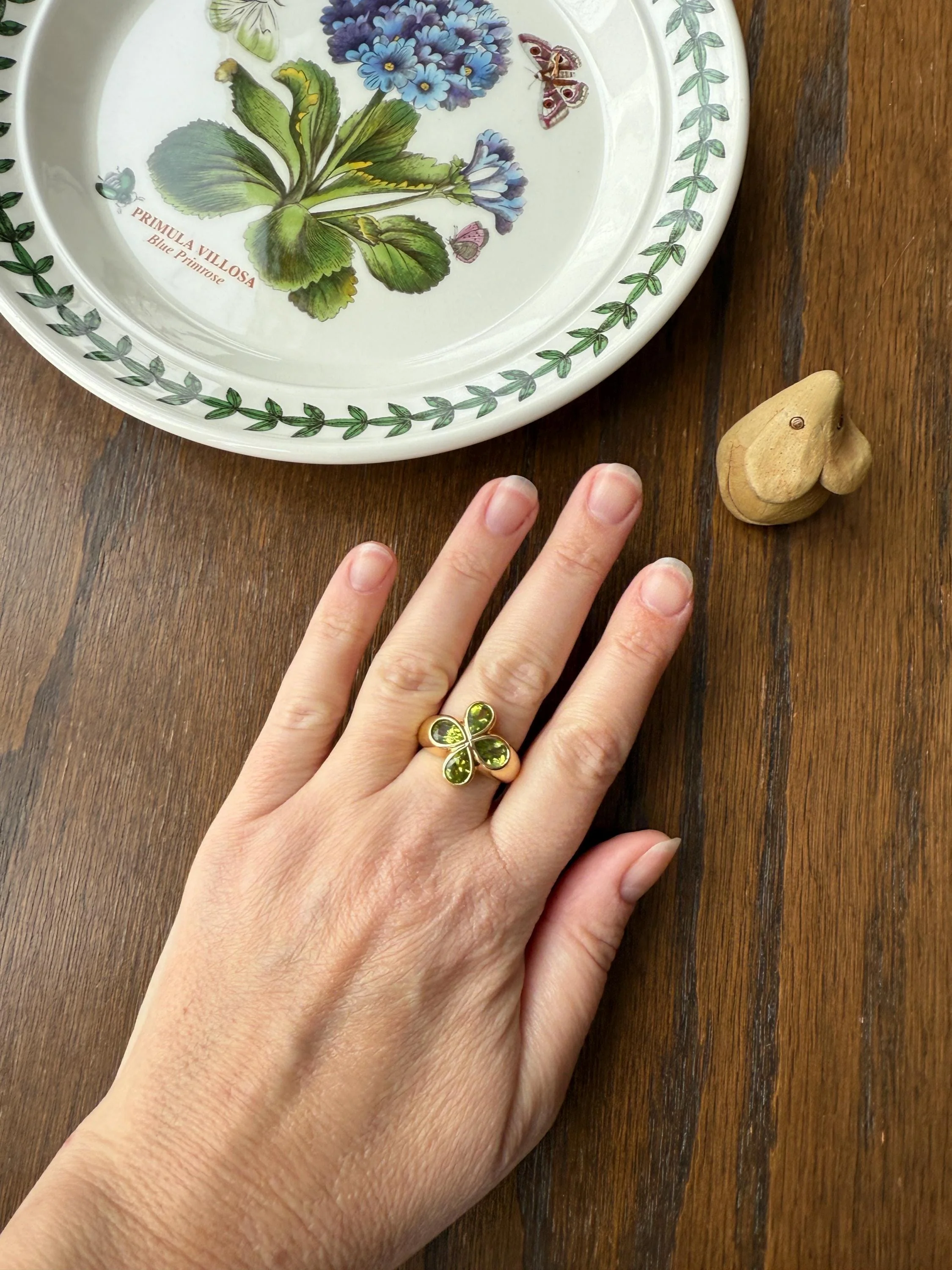 PERIDOT Chunky French Vintage Pale Green Pear Bezel Set Four Leaf Clover 7.5g 18k Gold Stacker Ring Domed Band Retro Flower Lime Green - Image 14