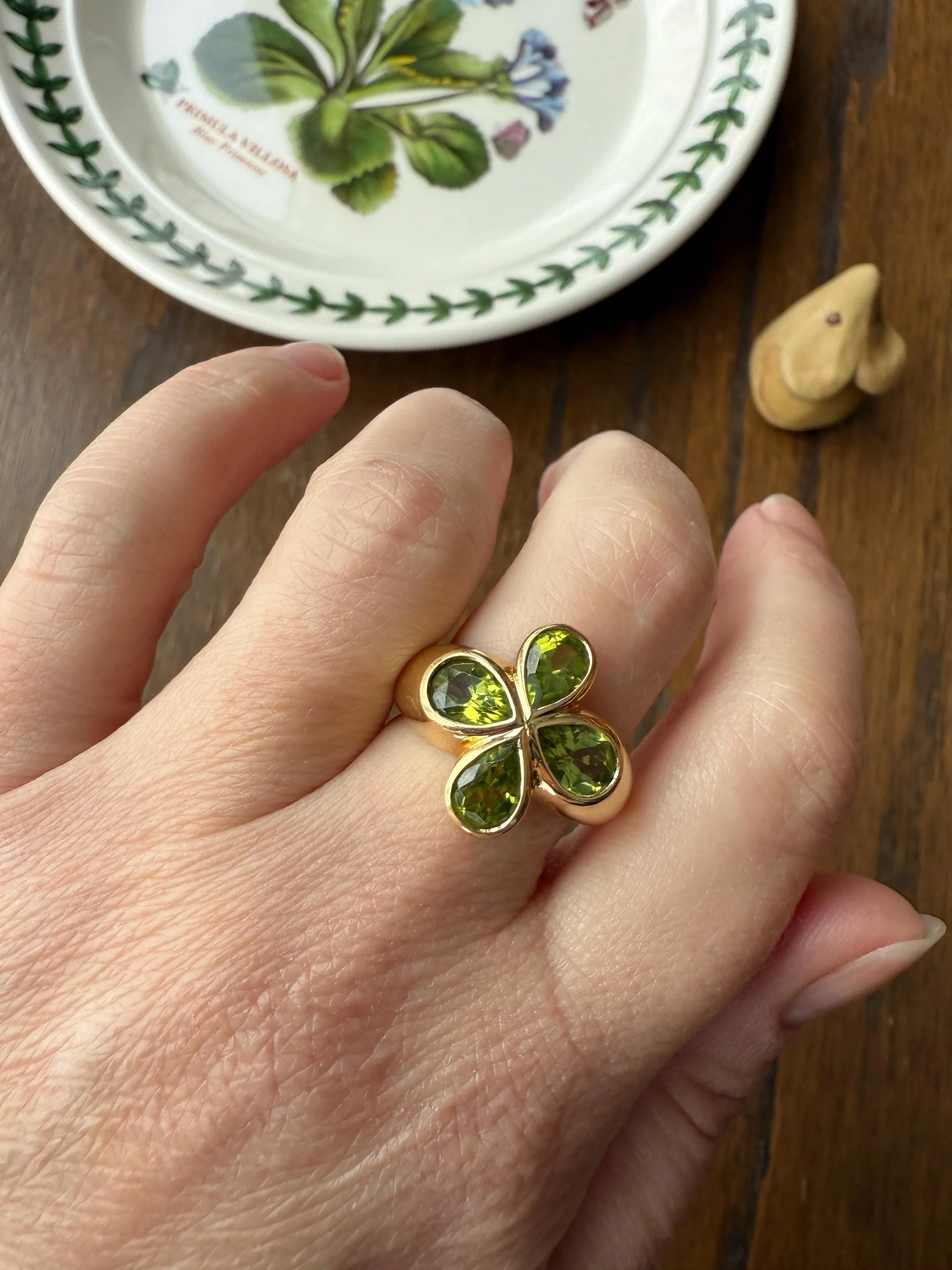 PERIDOT Chunky French Vintage Pale Green Pear Bezel Set Four Leaf Clover 7.5g 18k Gold Stacker Ring Domed Band Retro Flower Lime Green - Image 16