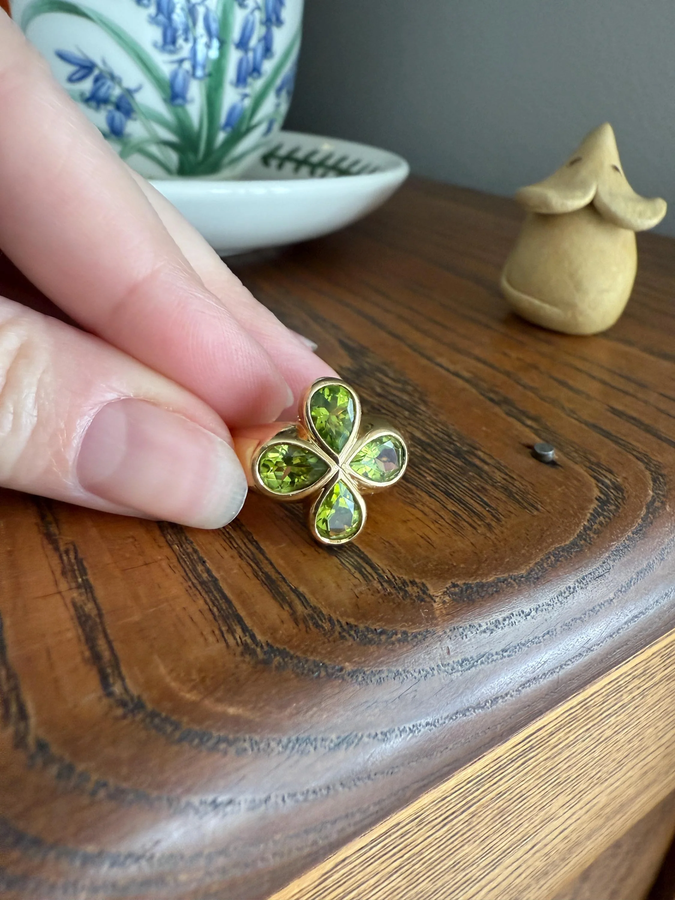 PERIDOT Chunky French Vintage Pale Green Pear Bezel Set Four Leaf Clover 7.5g 18k Gold Stacker Ring Domed Band Retro Flower Lime Green - Image 2
