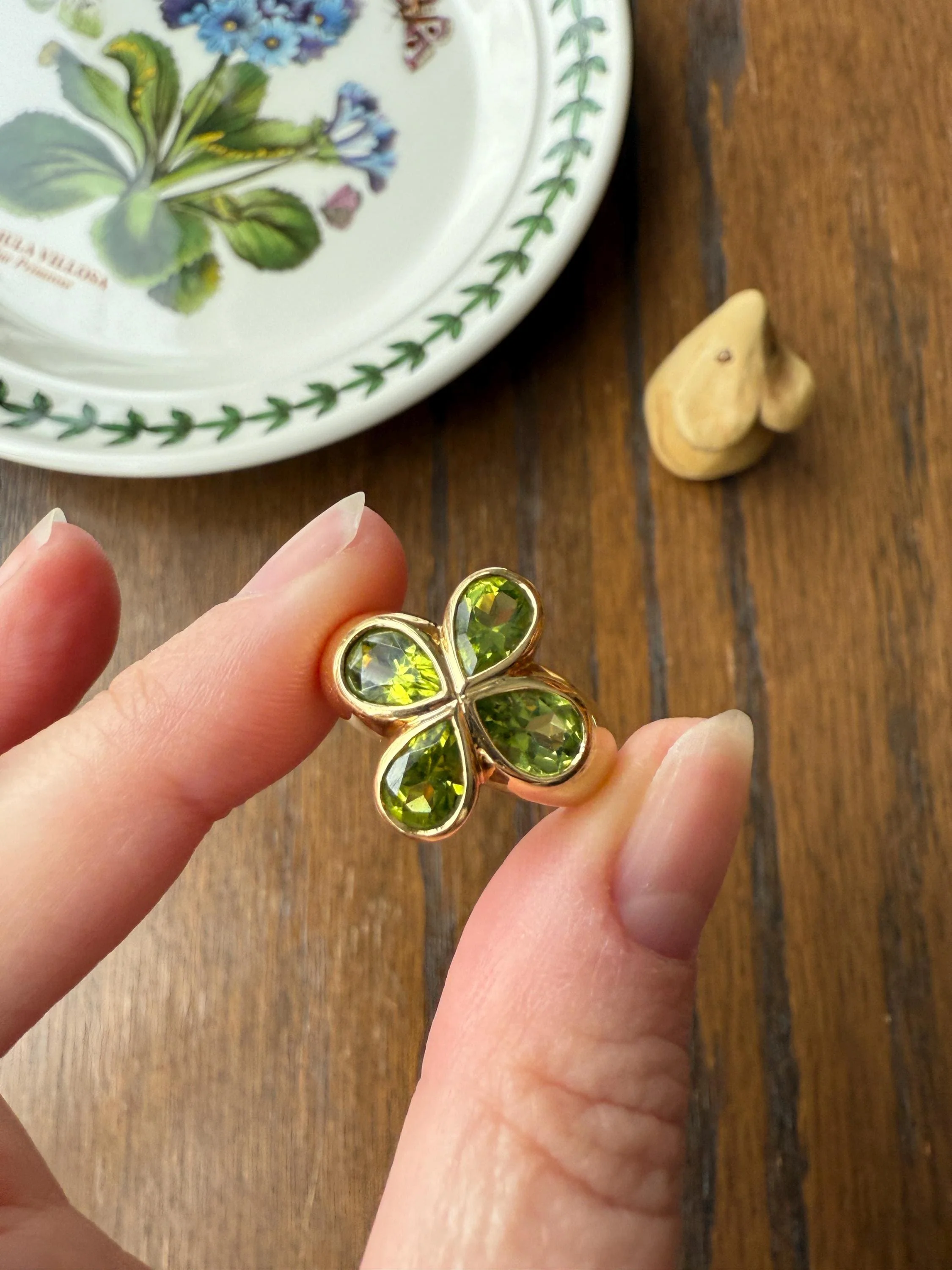 PERIDOT Chunky French Vintage Pale Green Pear Bezel Set Four Leaf Clover 7.5g 18k Gold Stacker Ring Domed Band Retro Flower Lime Green - Image 3
