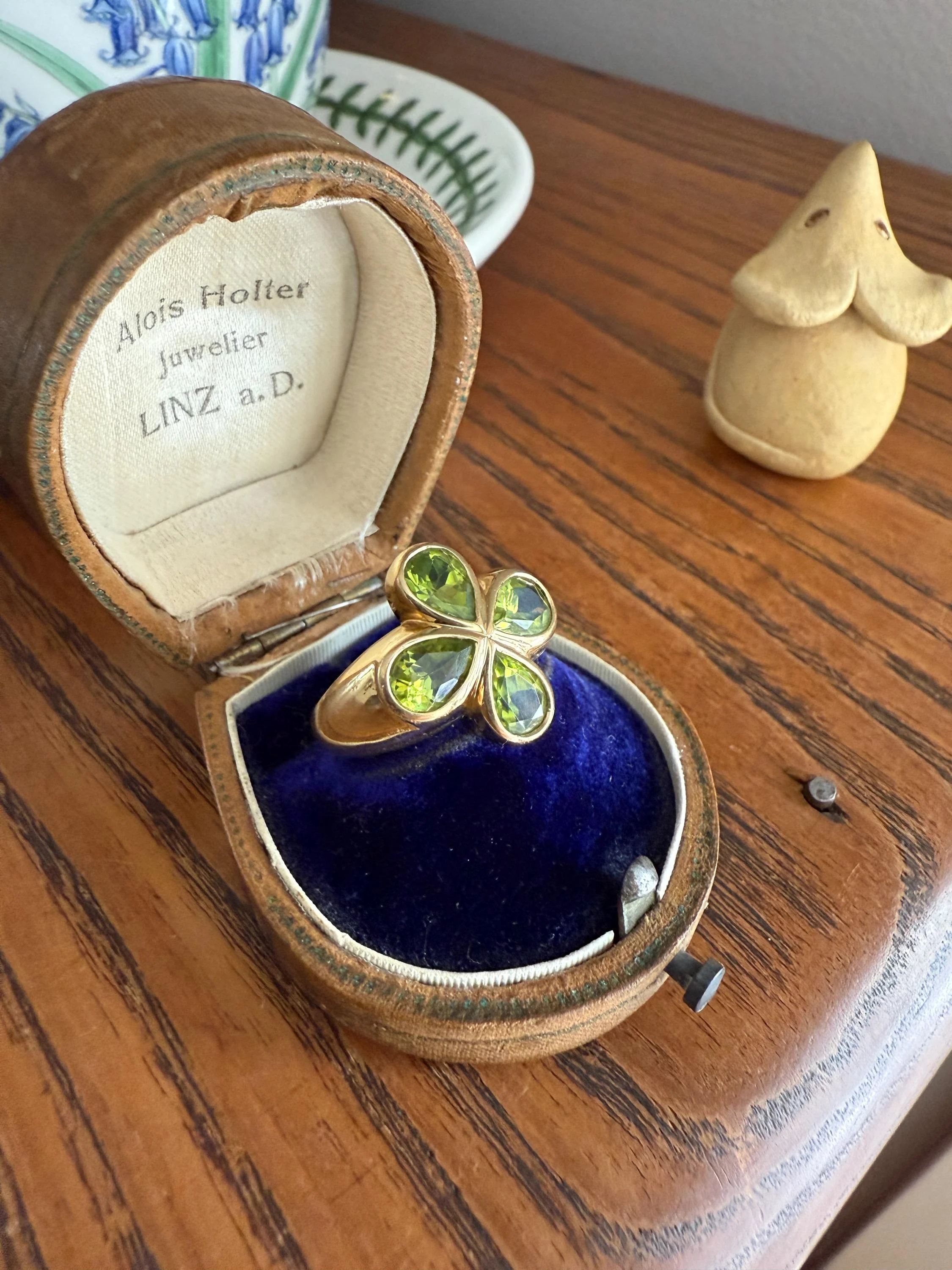 PERIDOT Chunky French Vintage Pale Green Pear Bezel Set Four Leaf Clover 7.5g 18k Gold Stacker Ring Domed Band Retro Flower Lime Green - Image 4