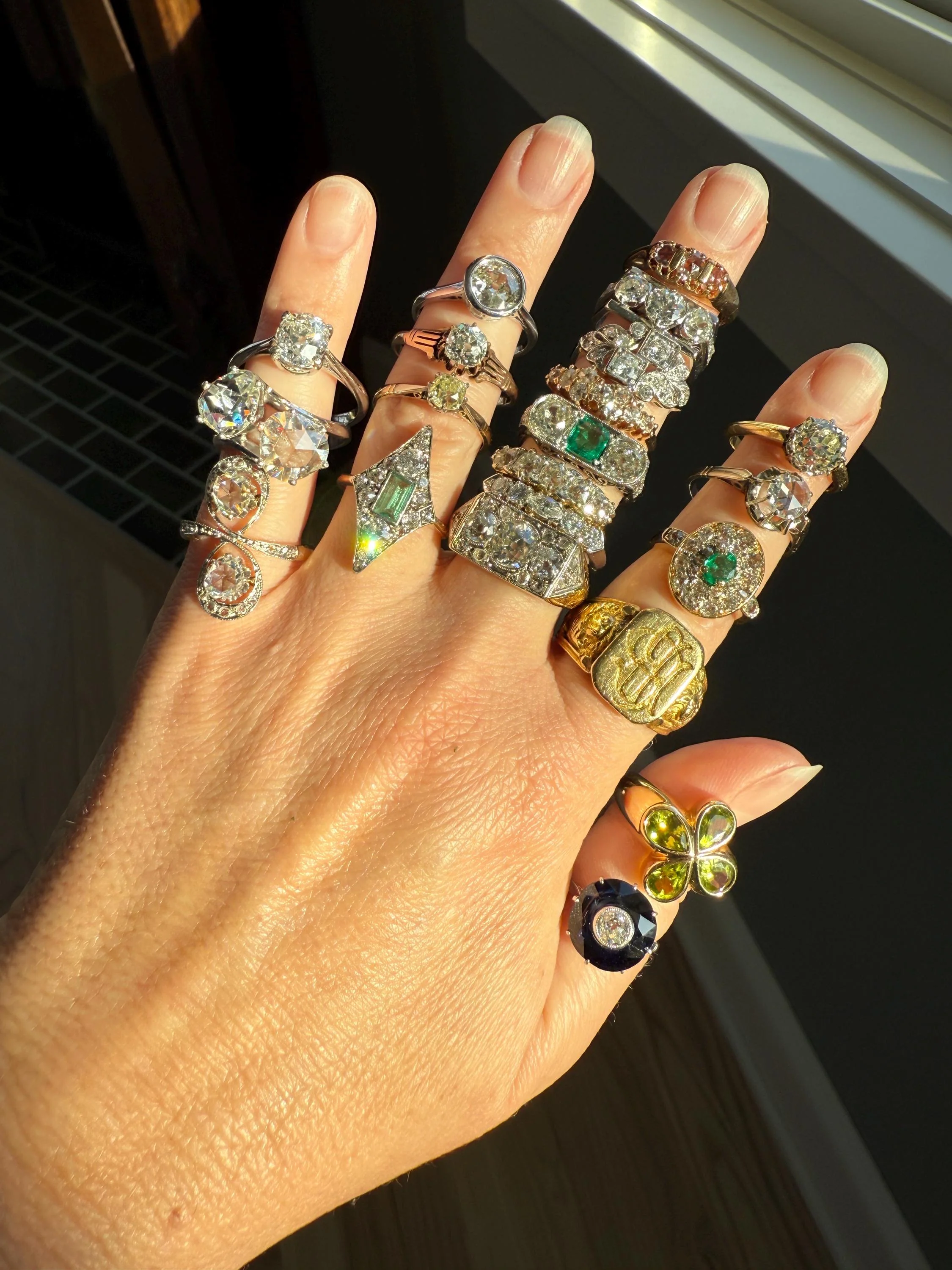 PERIDOT Chunky French Vintage Pale Green Pear Bezel Set Four Leaf Clover 7.5g 18k Gold Stacker Ring Domed Band Retro Flower Lime Green - Image 6