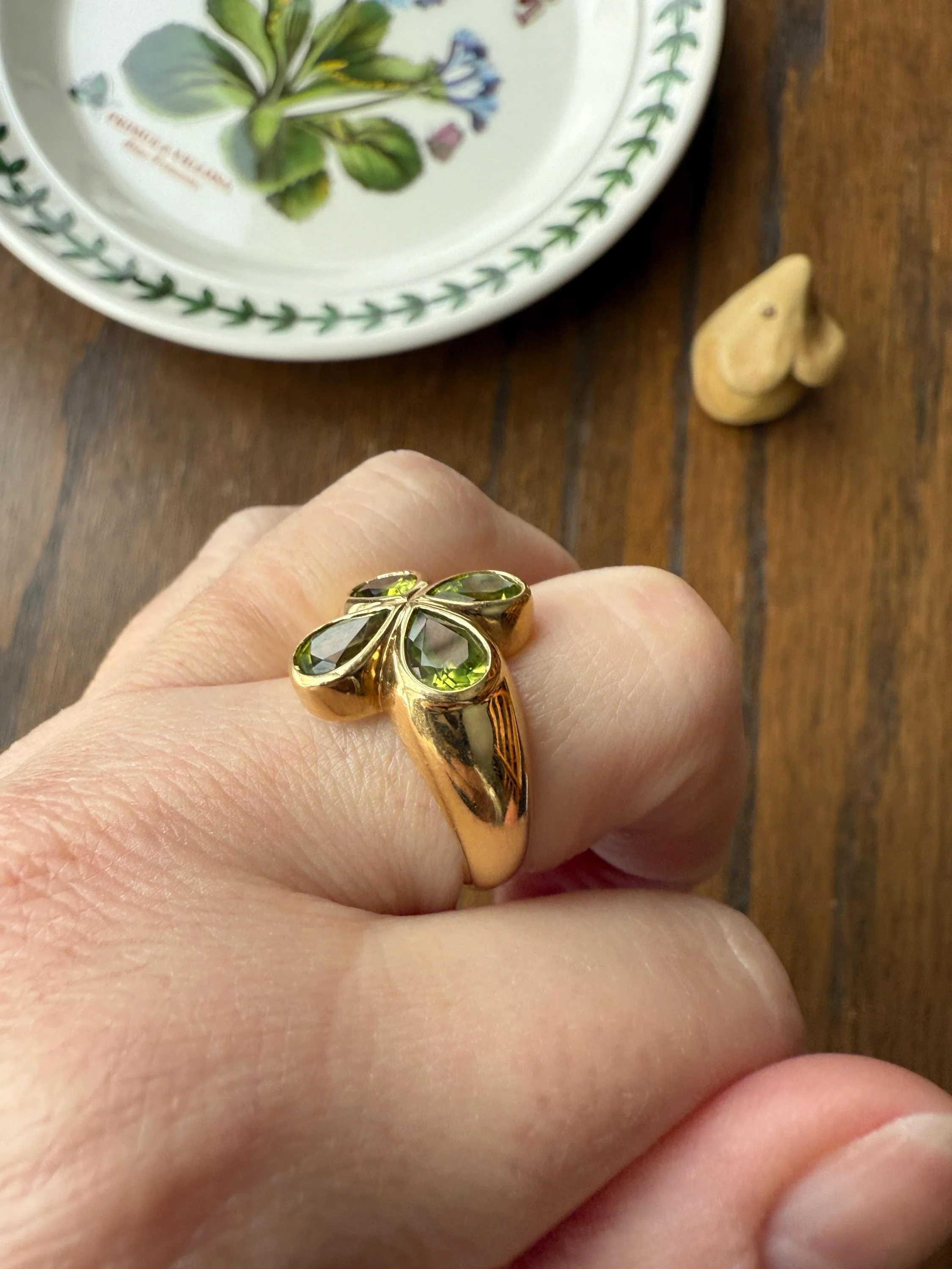 PERIDOT Chunky French Vintage Pale Green Pear Bezel Set Four Leaf Clover 7.5g 18k Gold Stacker Ring Domed Band Retro Flower Lime Green - Image 8
