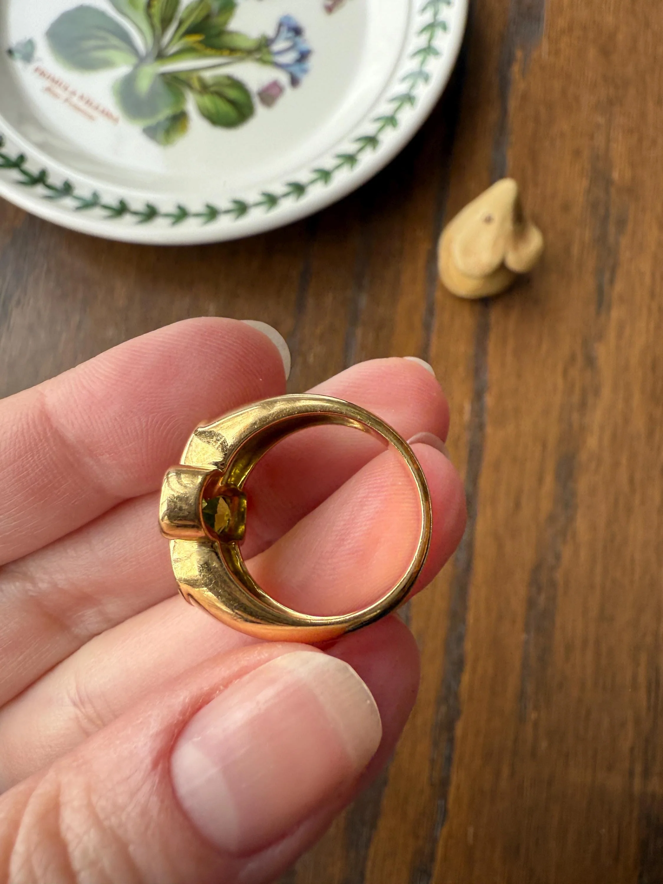 PERIDOT Chunky French Vintage Pale Green Pear Bezel Set Four Leaf Clover 7.5g 18k Gold Stacker Ring Domed Band Retro Flower Lime Green - Image 9