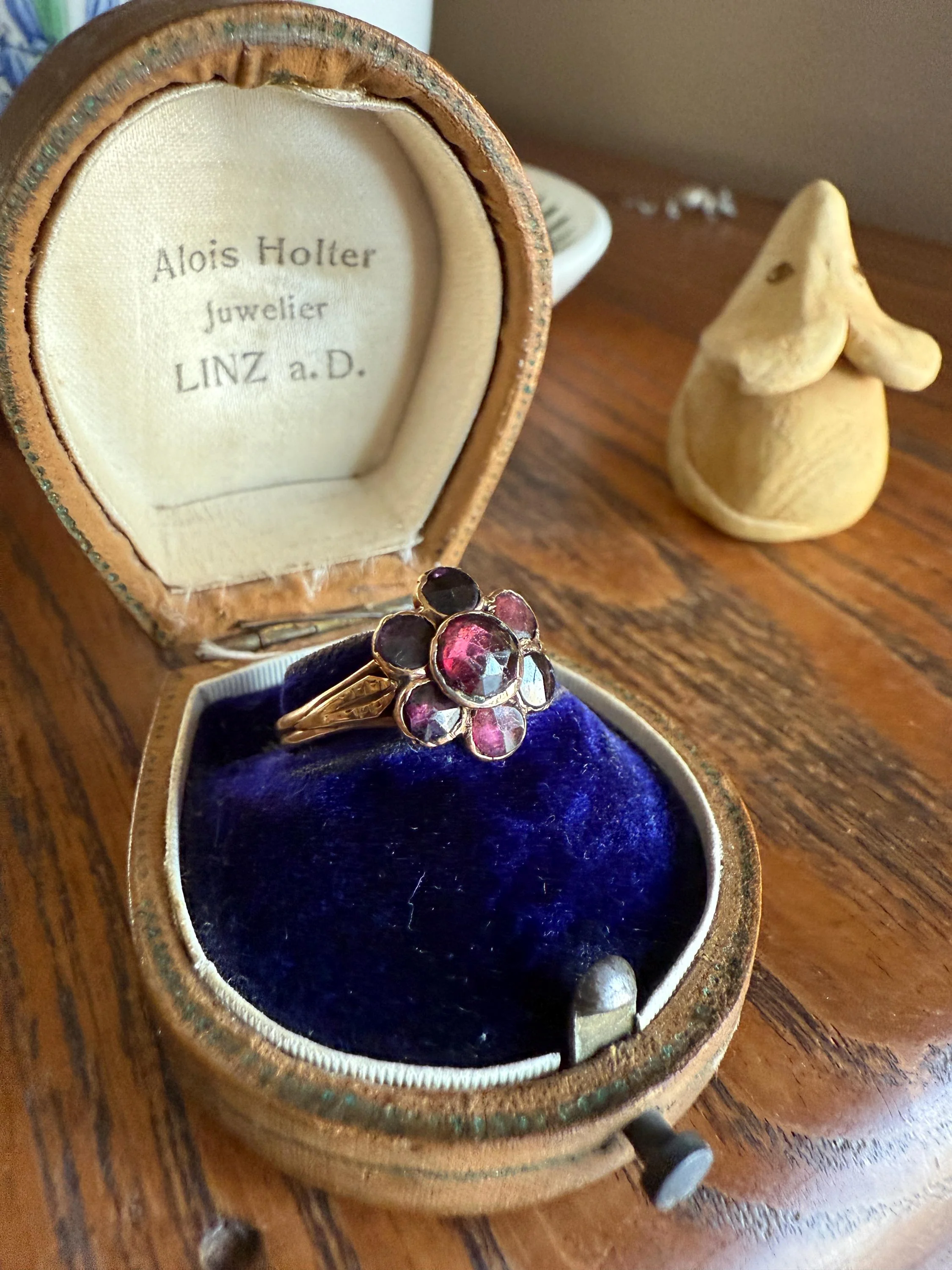 Perpignan GARNET Almandine Cluster Ring French VICTORIAN Era Hallmark 18k Gold Floral Daisy Glowing Purple Pink - Image 13