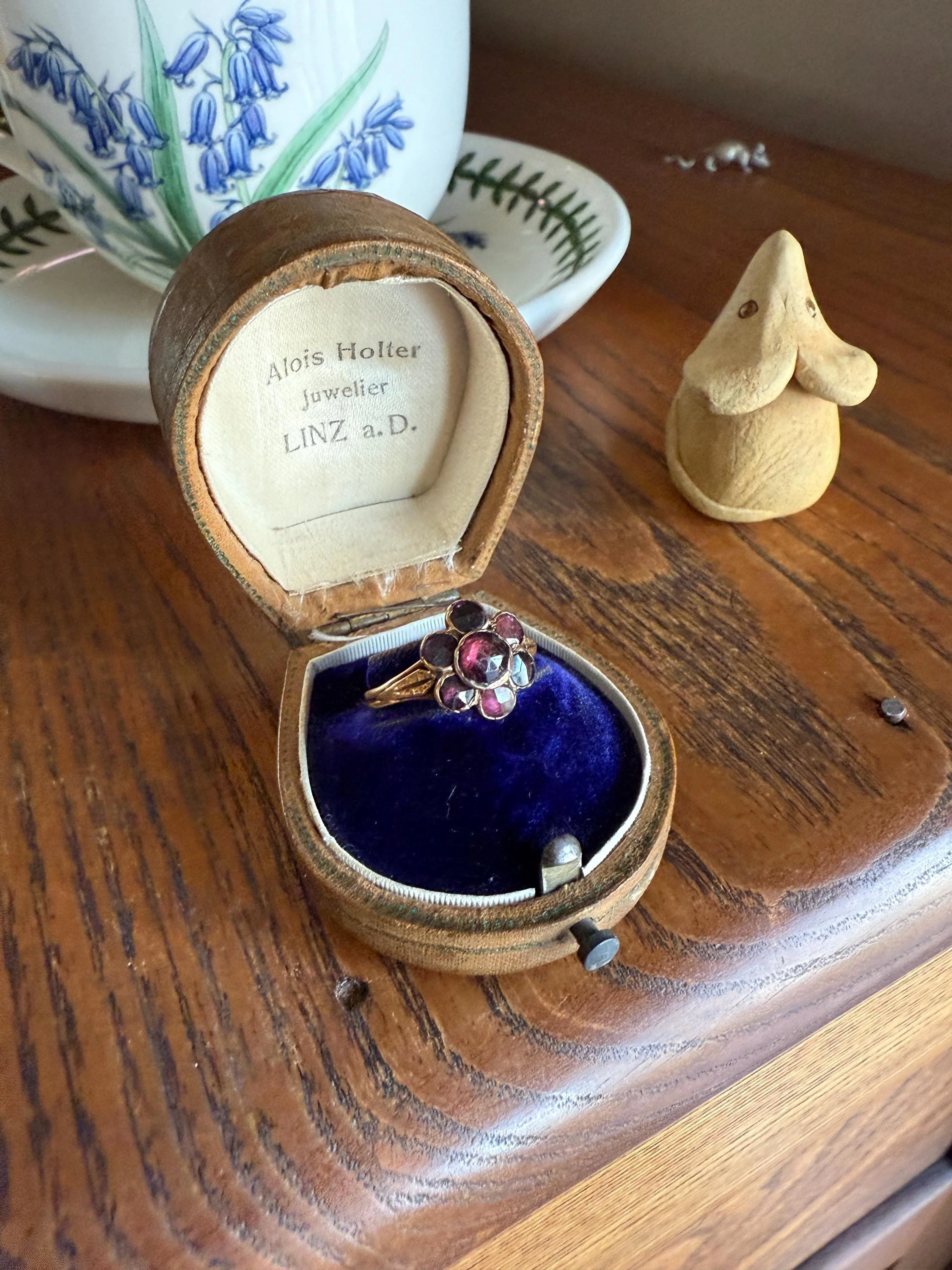 Perpignan GARNET Almandine Cluster Ring French VICTORIAN Era Hallmark 18k Gold Floral Daisy Glowing Purple Pink - Image 15