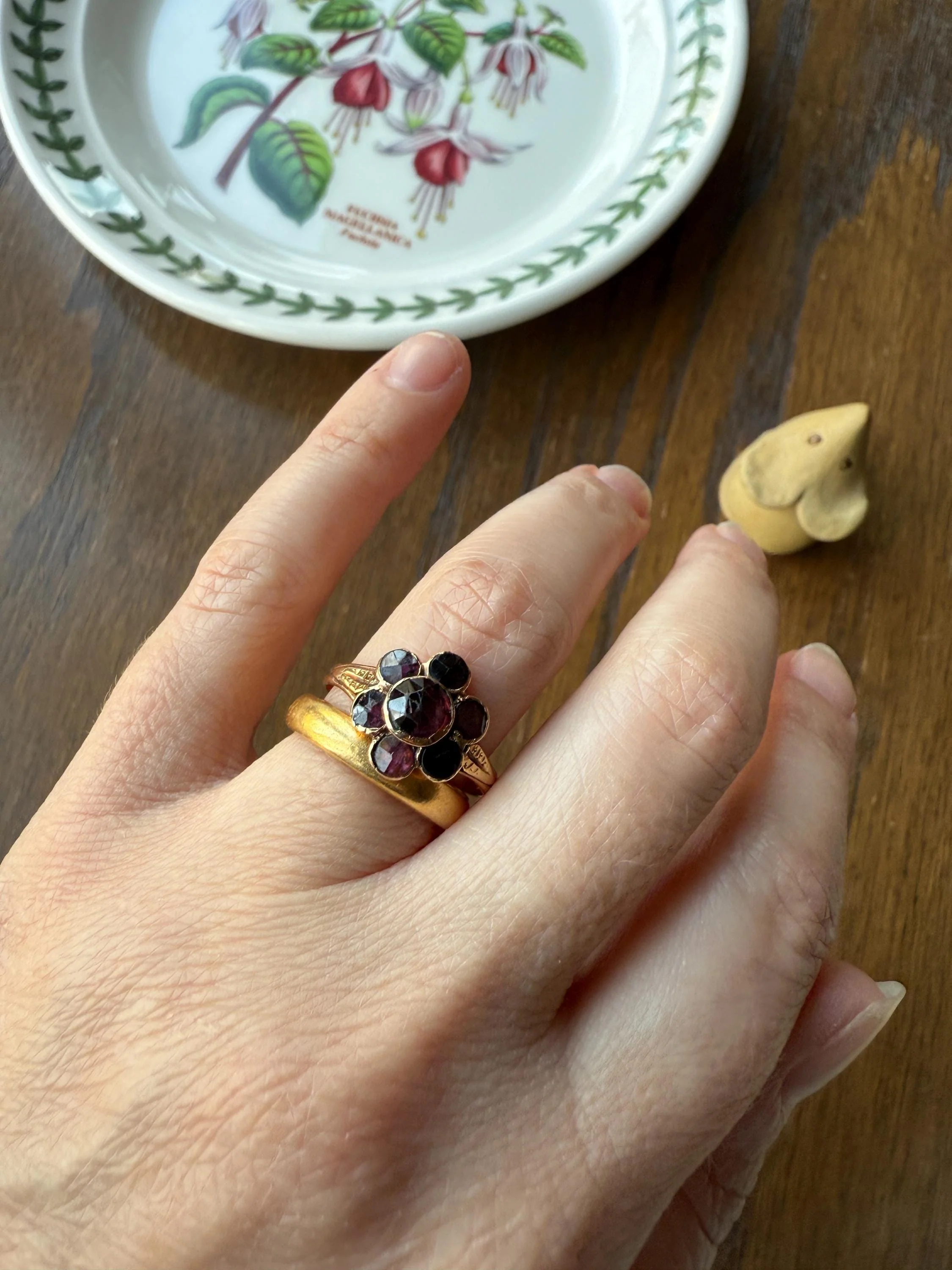 Perpignan GARNET Almandine Cluster Ring French VICTORIAN Era Hallmark 18k Gold Floral Daisy Glowing Purple Pink - Image 4