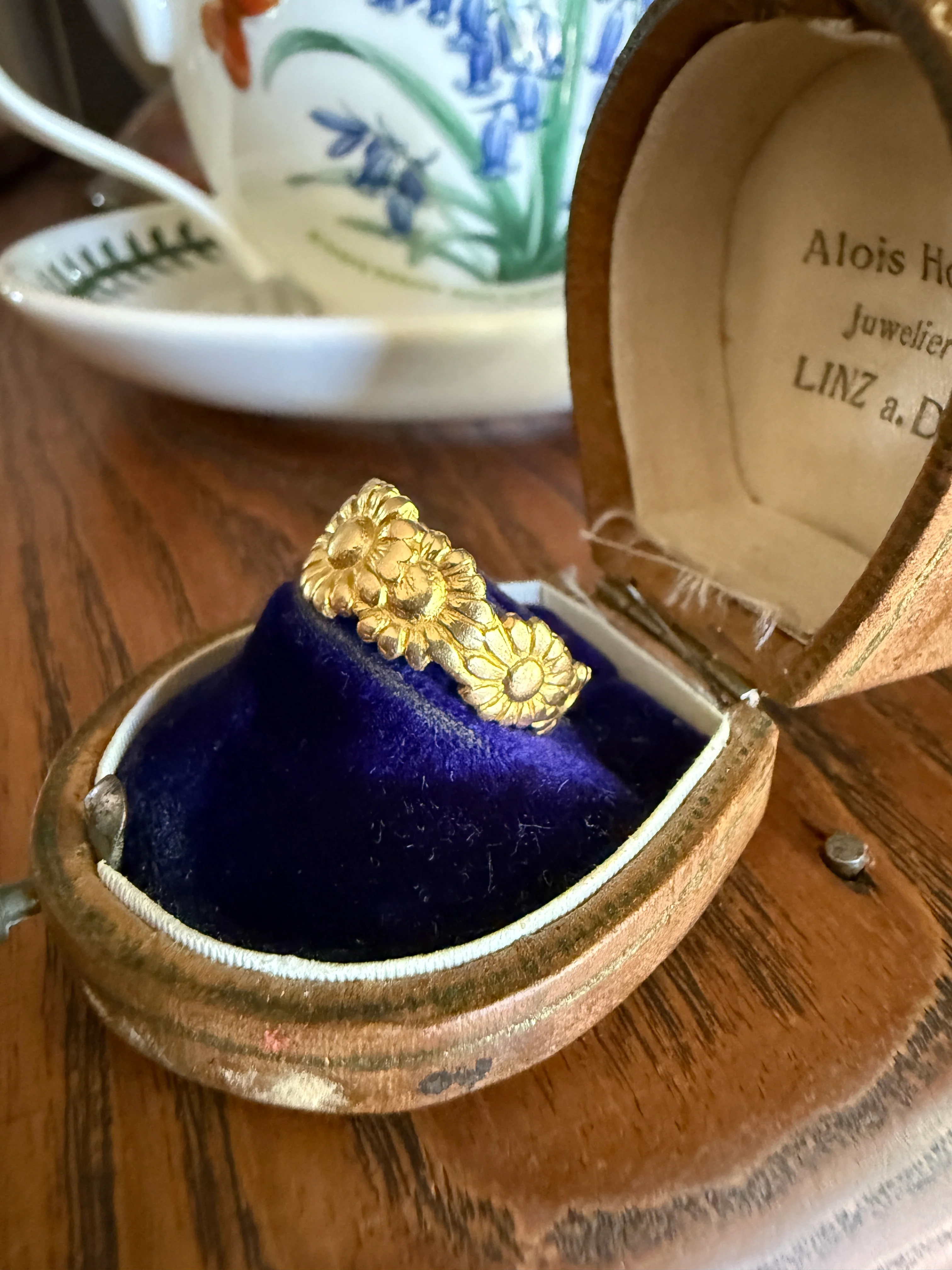 Rare Daisy Chain French Antique Figural 18k Gold Ring Floral Art Nouveau Belle Epoque 7 Flower Wide Wedding Eternity Band Stacker - Image 16