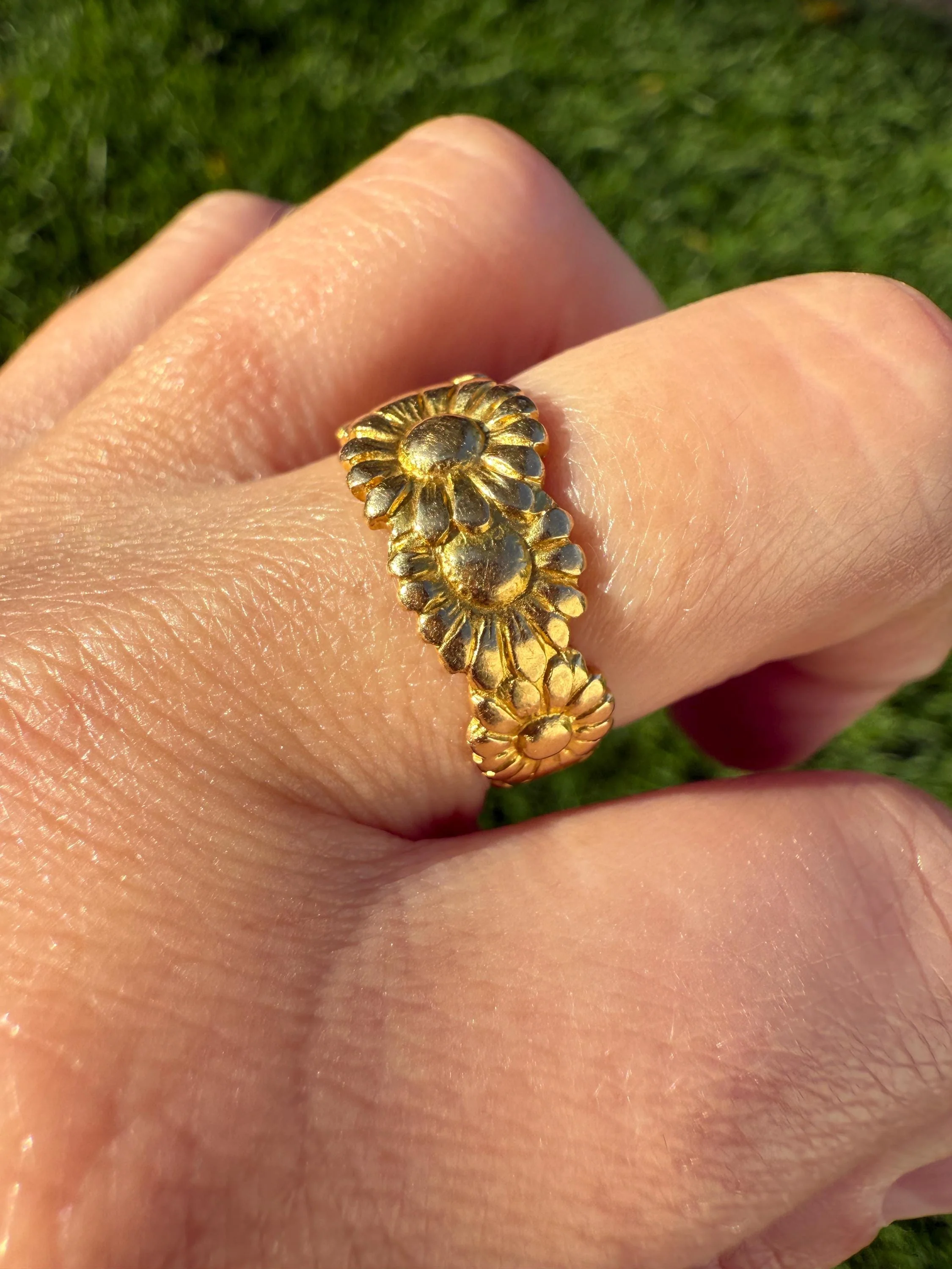 Rare Daisy Chain French Antique Figural 18k Gold Ring Floral Art Nouveau Belle Epoque 7 Flower Wide Wedding Eternity Band Stacker - Image 2