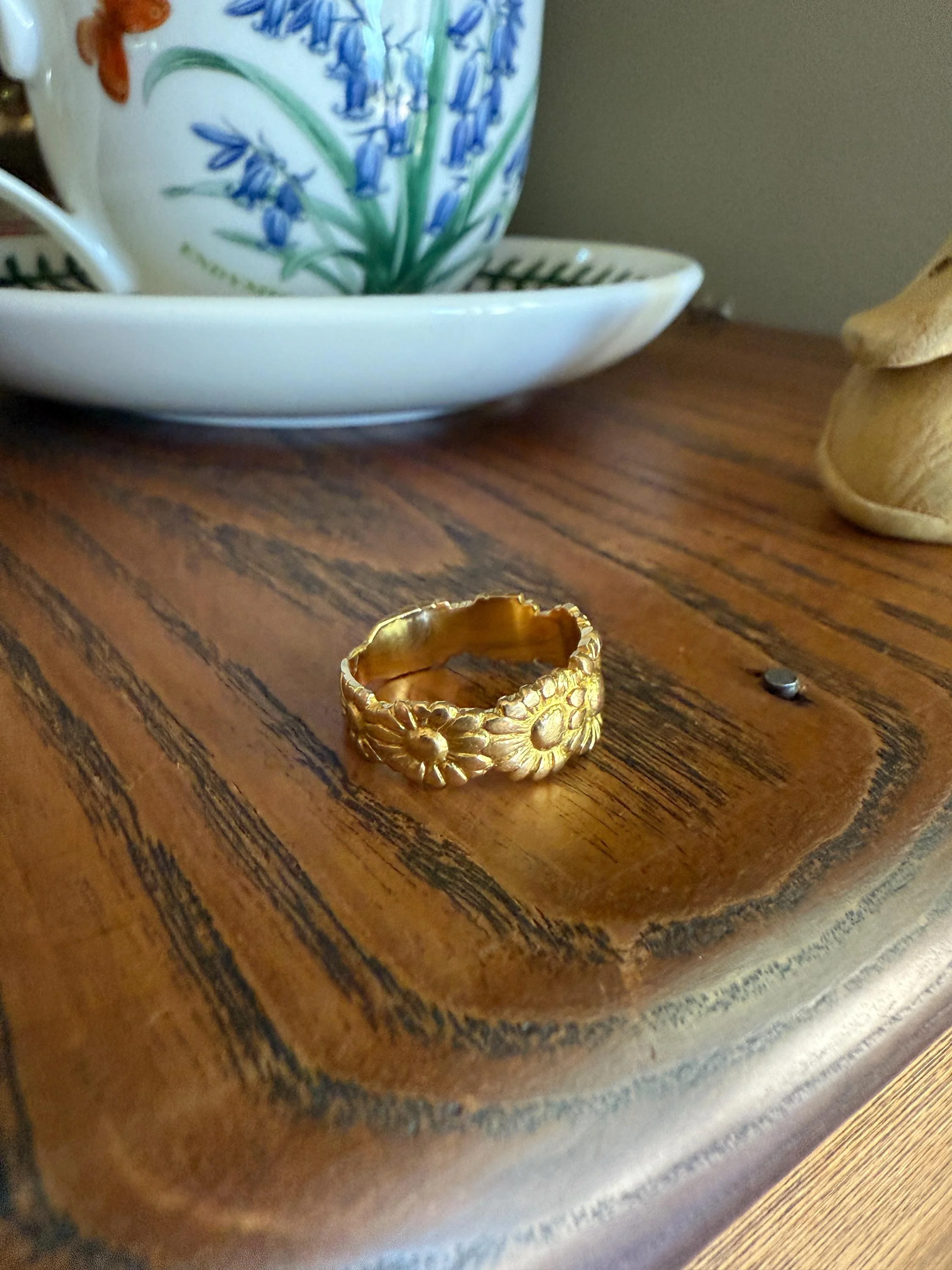 Rare Daisy Chain French Antique Figural 18k Gold Ring Floral Art Nouveau Belle Epoque 7 Flower Wide Wedding Eternity Band Stacker - Image 4