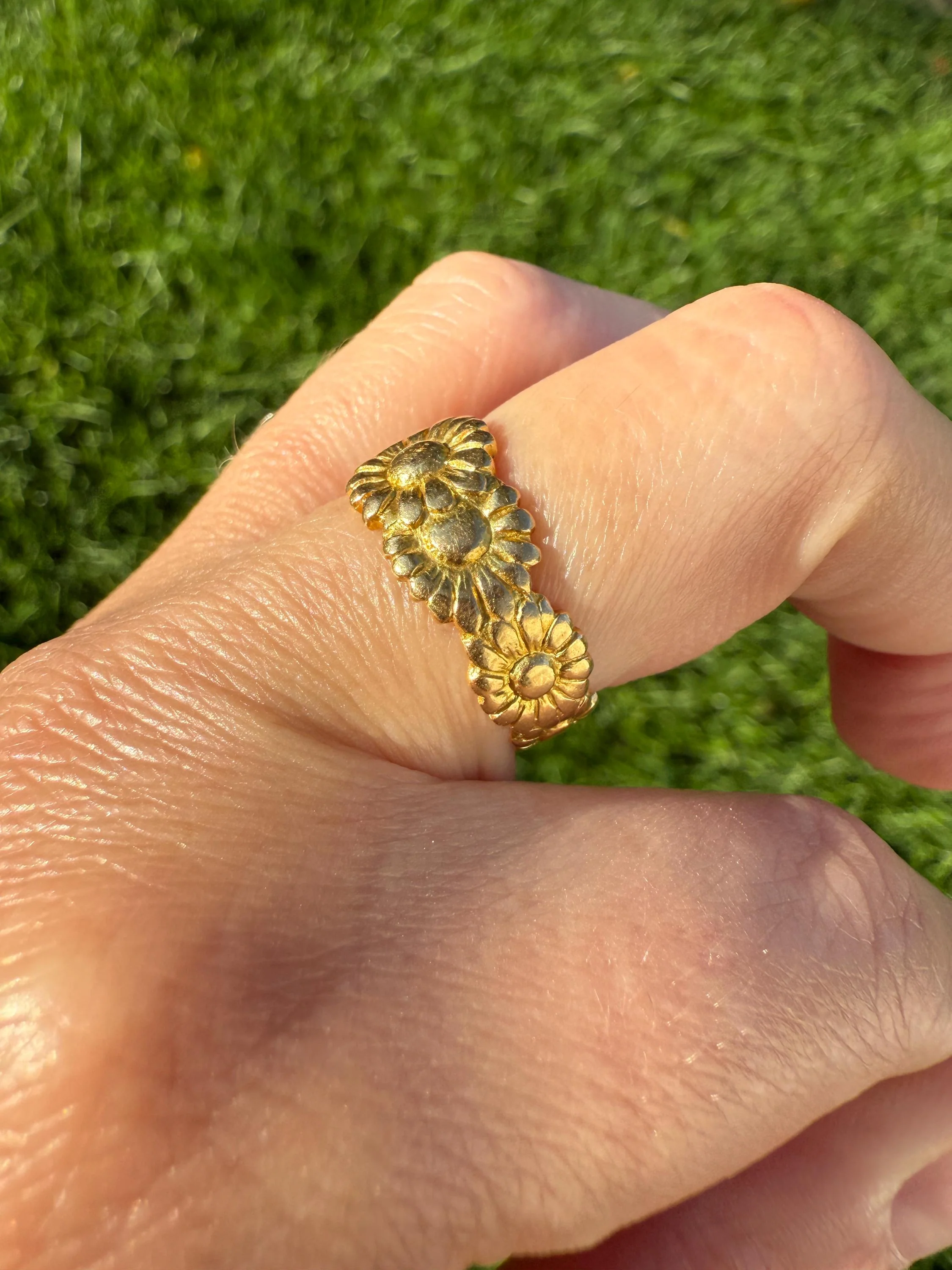 Rare Daisy Chain French Antique Figural 18k Gold Ring Floral Art Nouveau Belle Epoque 7 Flower Wide Wedding Eternity Band Stacker - Image 5