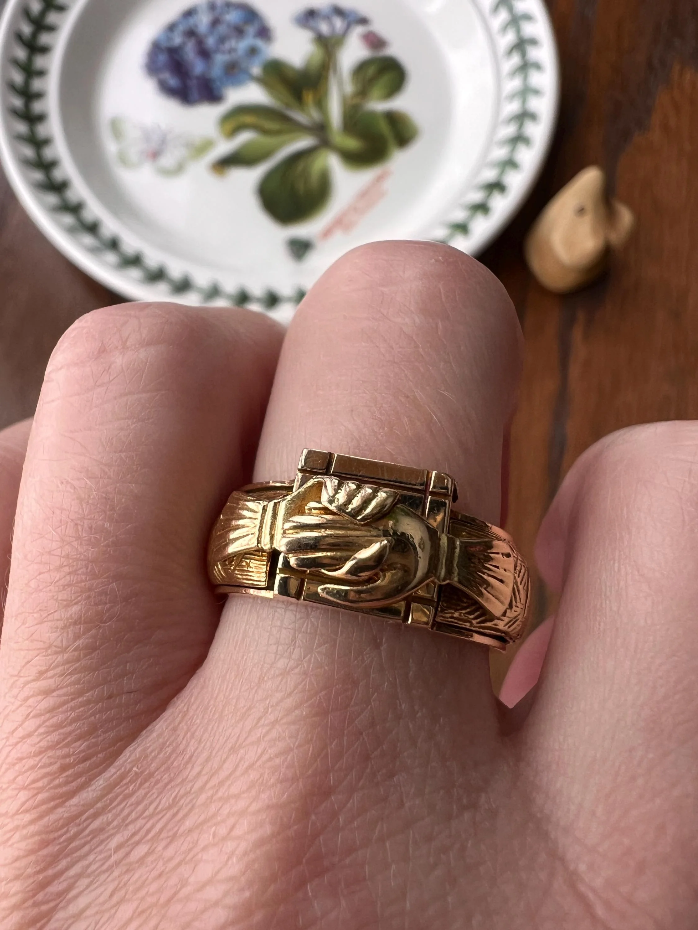 Rare Mazel Tov FEDE Hands Gimmel LOCKET Ring OPENING Secret Panel Doors Vintage to Antique 18k Gold - Image 2