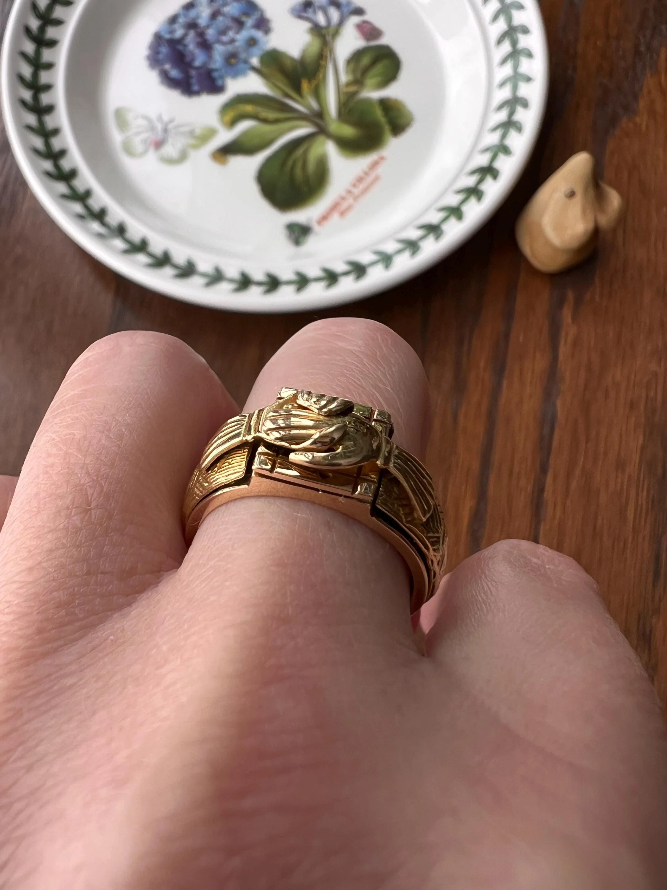 Rare Mazel Tov FEDE Hands Gimmel LOCKET Ring OPENING Secret Panel Doors Vintage to Antique 18k Gold - Image 5