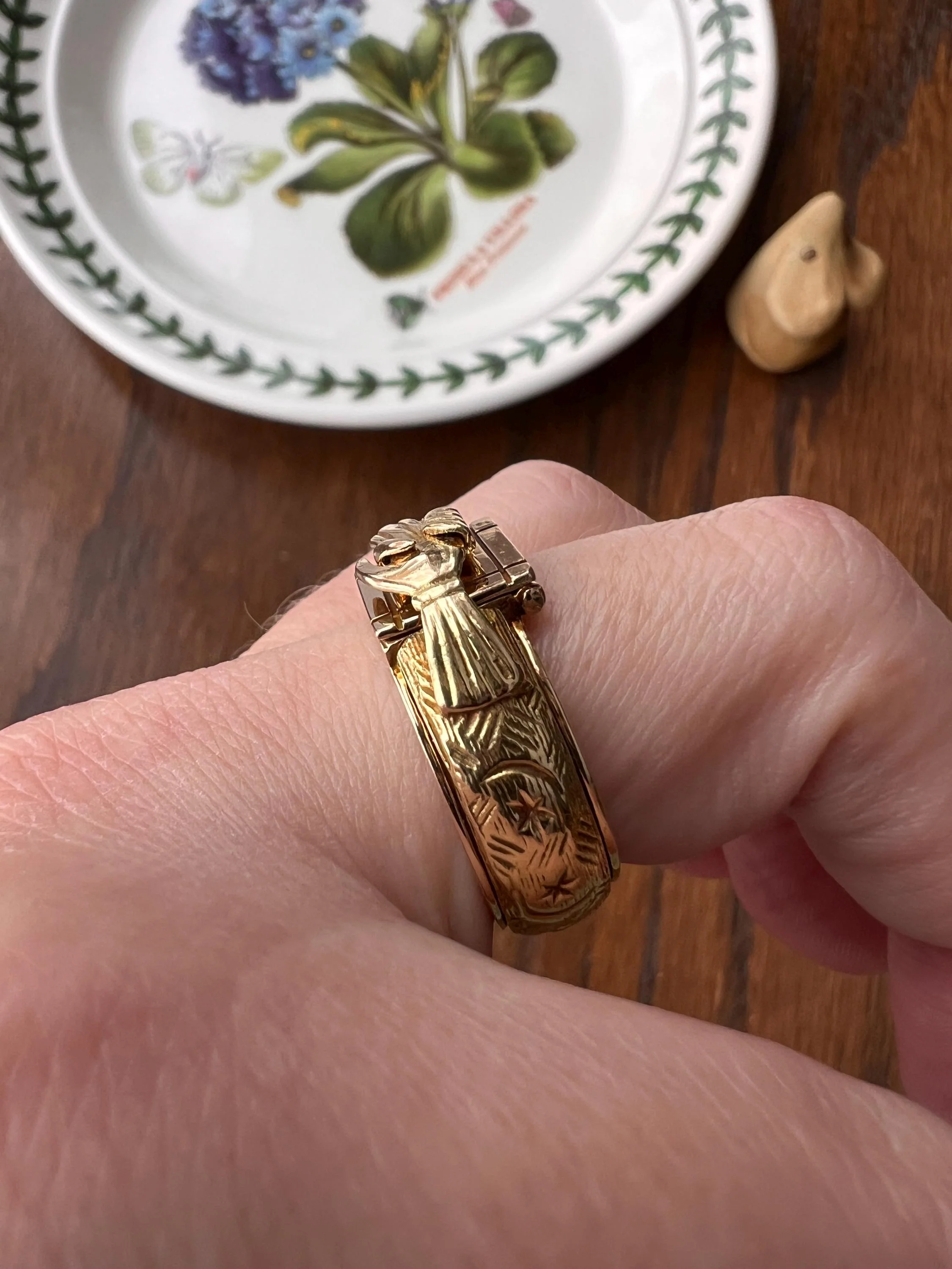 Rare Mazel Tov FEDE Hands Gimmel LOCKET Ring OPENING Secret Panel Doors Vintage to Antique 18k Gold - Image 7