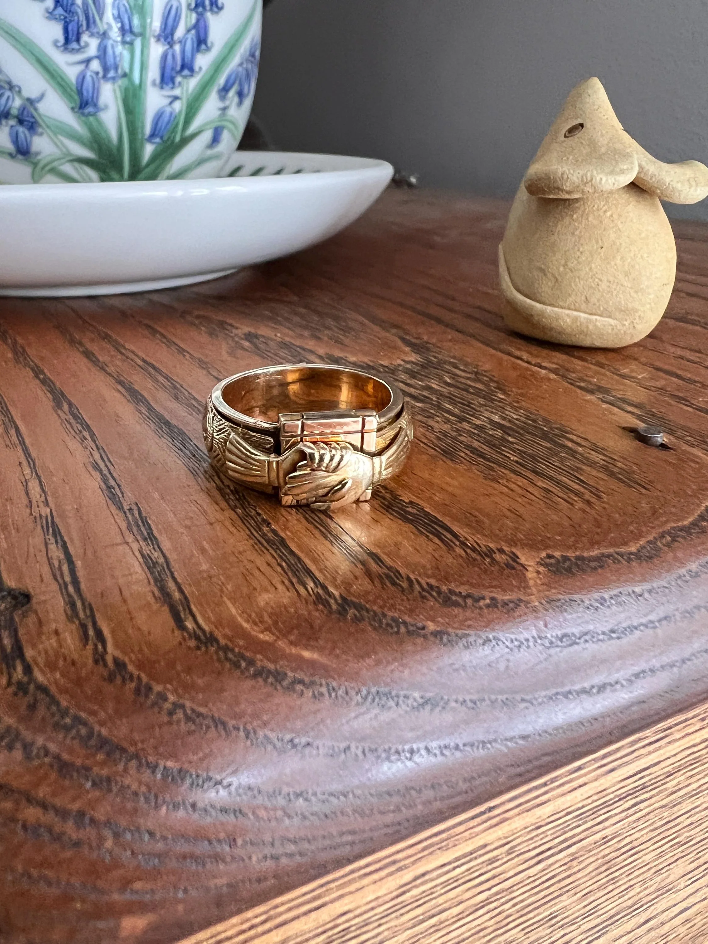 Rare Mazel Tov FEDE Hands Gimmel LOCKET Ring OPENING Secret Panel Doors Vintage to Antique 18k Gold - Image 9