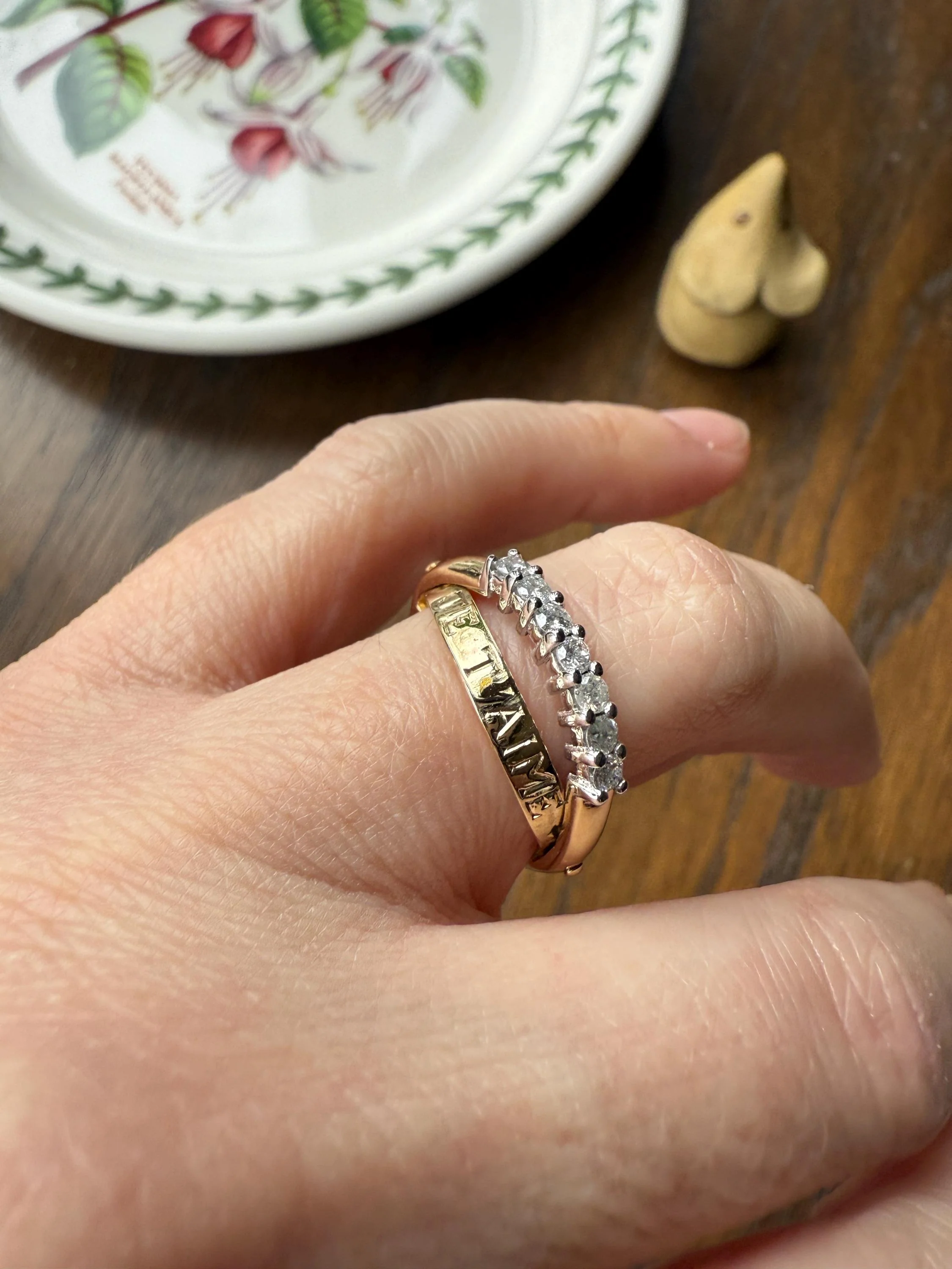 SECRET Je T'Aime Vintage " I Love You " In French Seven Diamond Two Part Hinged 9k Gold Double Band Ring - Image 4