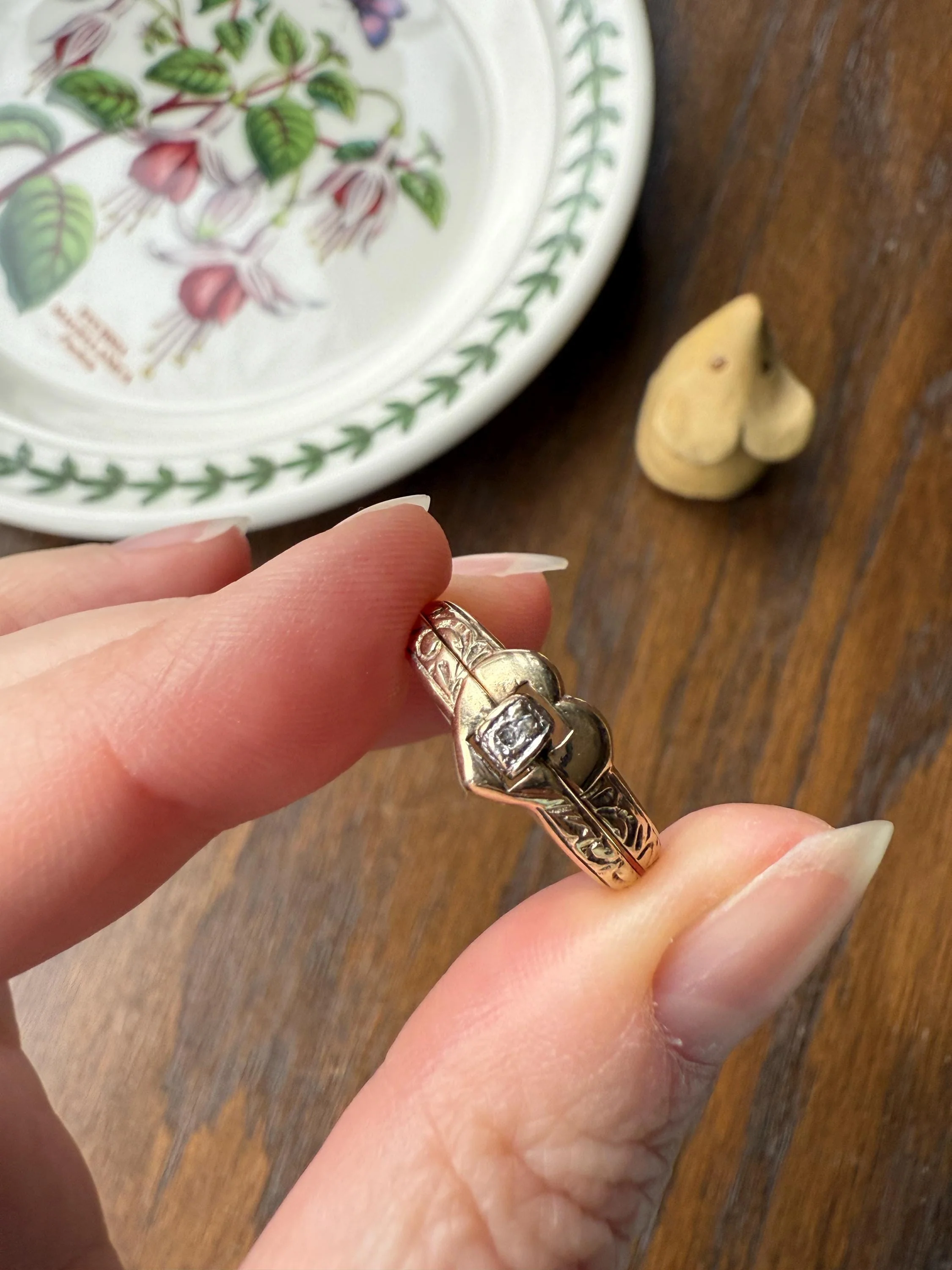 SECRET Vintage HEART " I Love You " Two Part Opening 9k Gold Double Band Ring Diamond Hinged Figural Scrolled Shoulders - Image 6