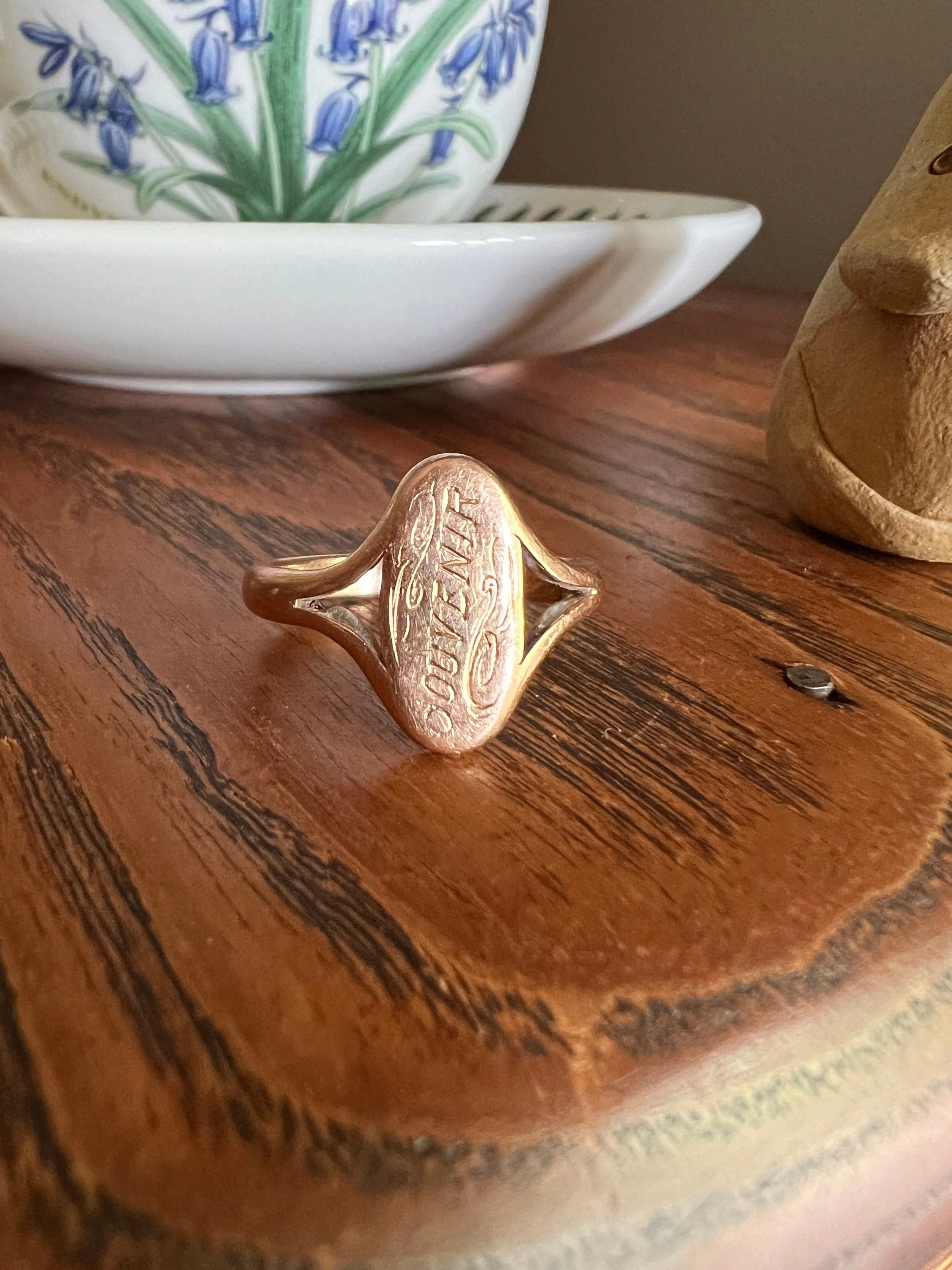 SOUVENIR Bright Cut Engraved SIGNET Ring 4.8g 18k Gold Rosy Chunky Oval French Antique Victorian - Image 3