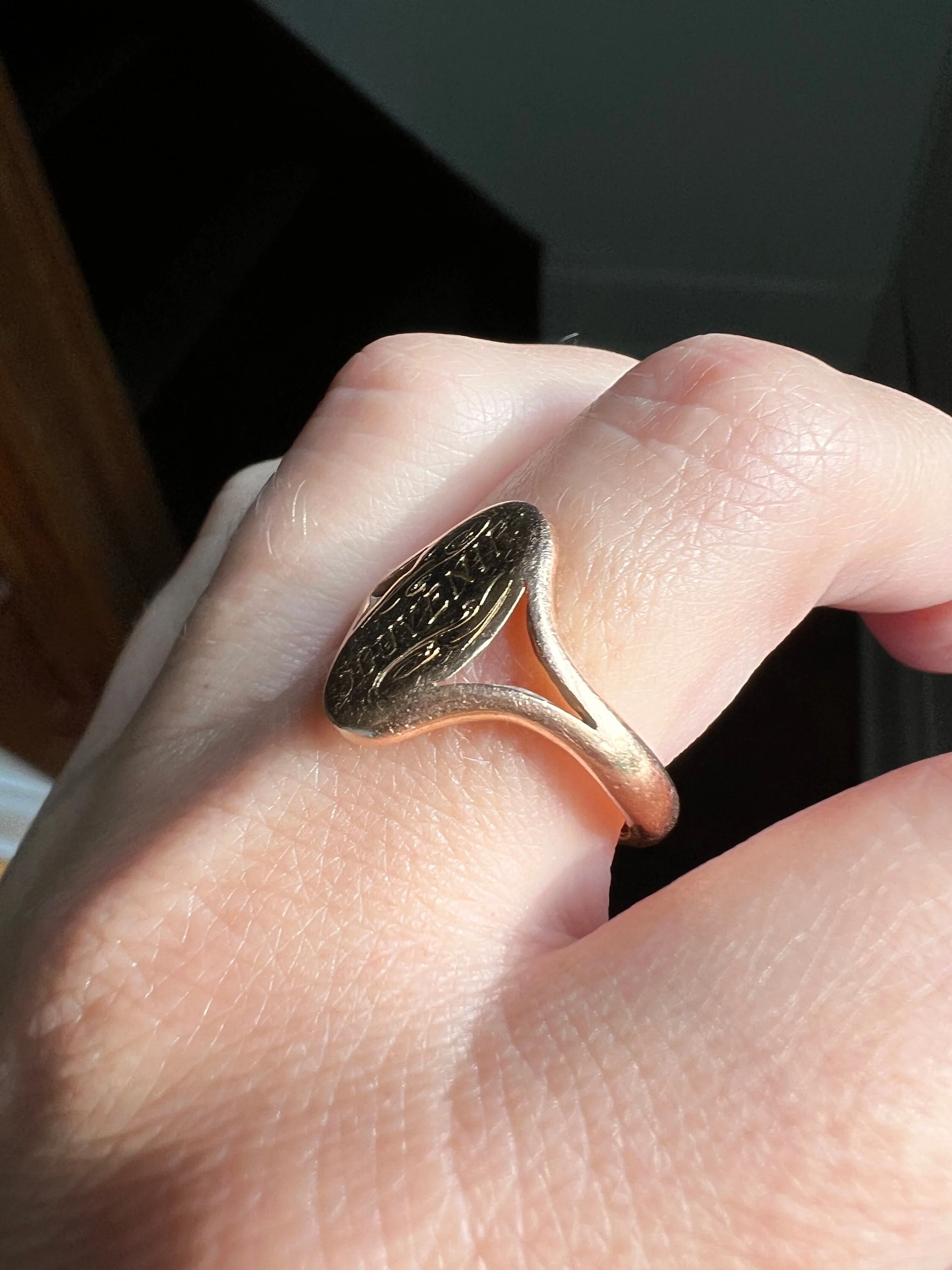 SOUVENIR Bright Cut Engraved SIGNET Ring 4.8g 18k Gold Rosy Chunky Oval French Antique Victorian - Image 4