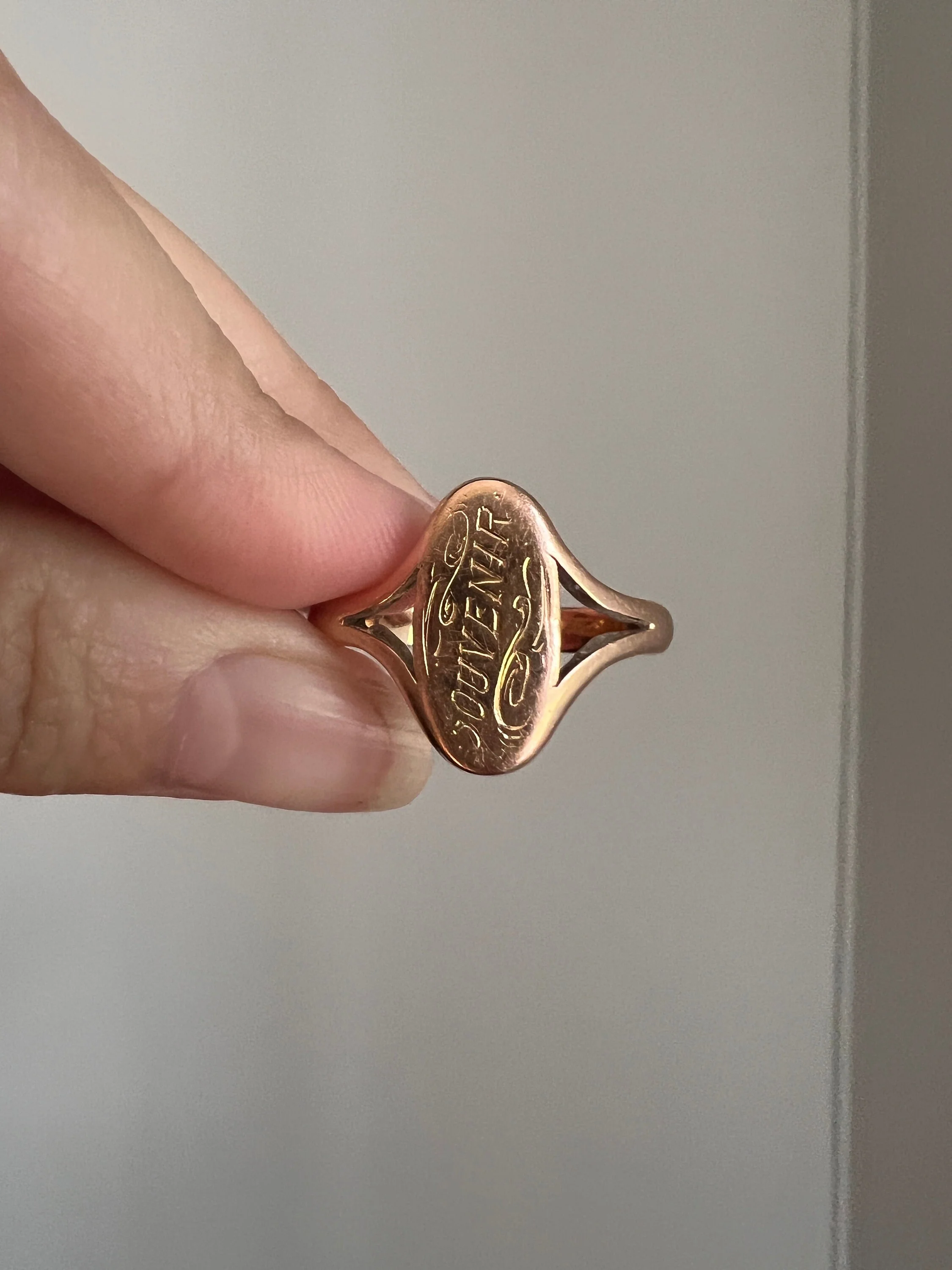 SOUVENIR Bright Cut Engraved SIGNET Ring 4.8g 18k Gold Rosy Chunky Oval French Antique Victorian - Image 5