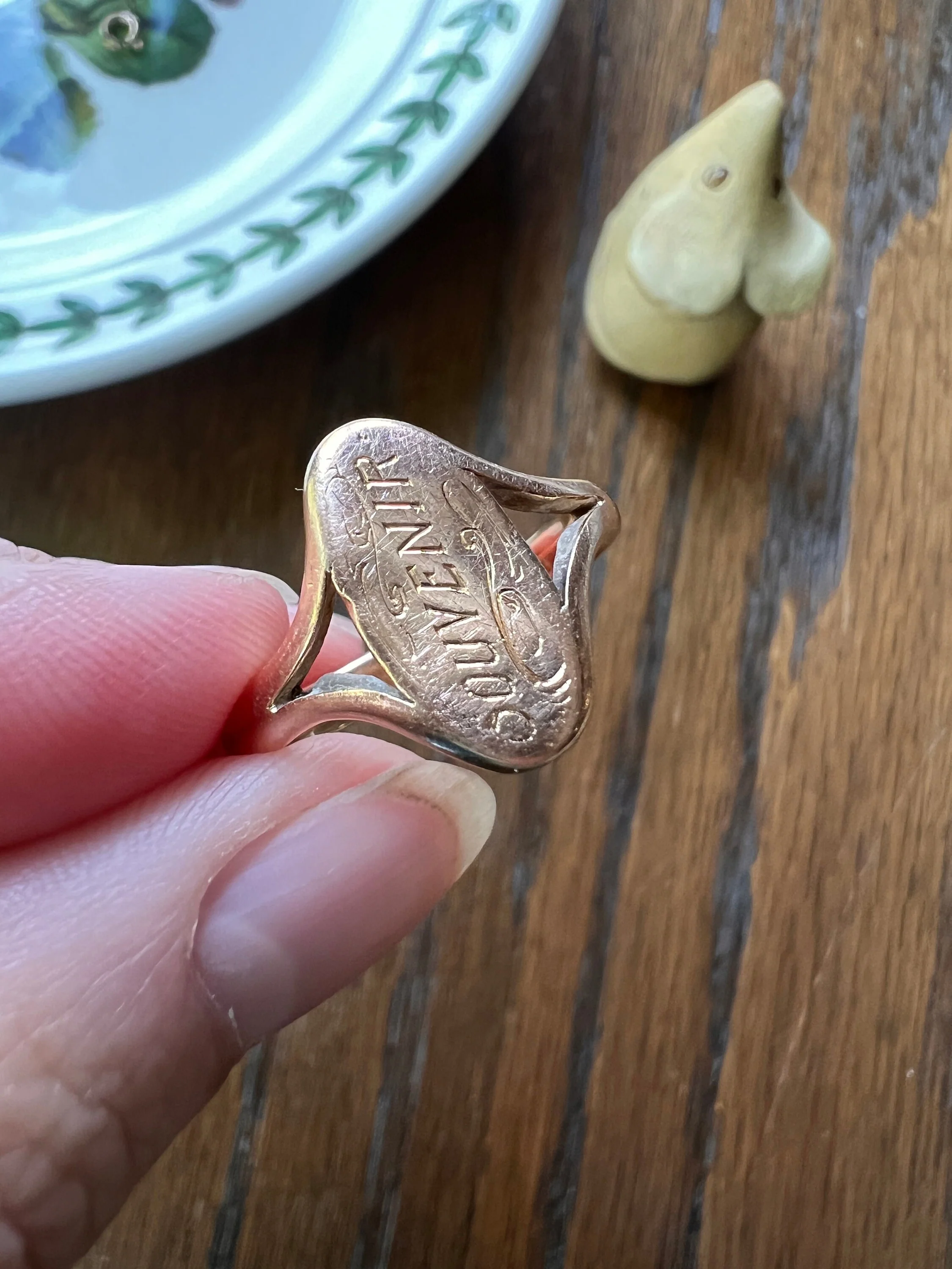 SOUVENIR Bright Cut Engraved SIGNET Ring 4.8g 18k Gold Rosy Chunky Oval French Antique Victorian - Image 6