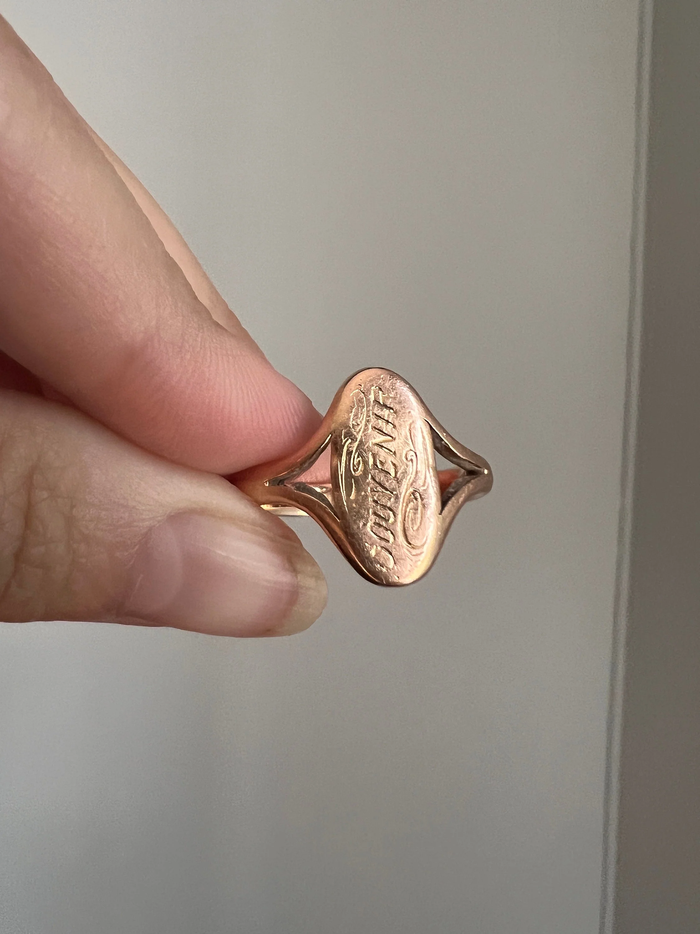 SOUVENIR Bright Cut Engraved SIGNET Ring 4.8g 18k Gold Rosy Chunky Oval French Antique Victorian - Image 7