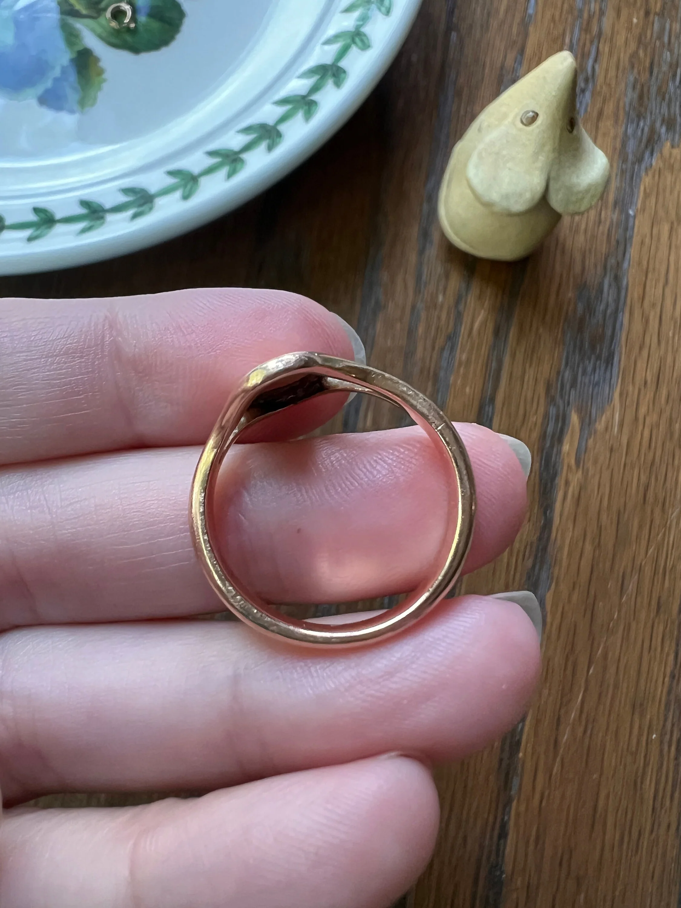 SOUVENIR Bright Cut Engraved SIGNET Ring 4.8g 18k Gold Rosy Chunky Oval French Antique Victorian - Image 8
