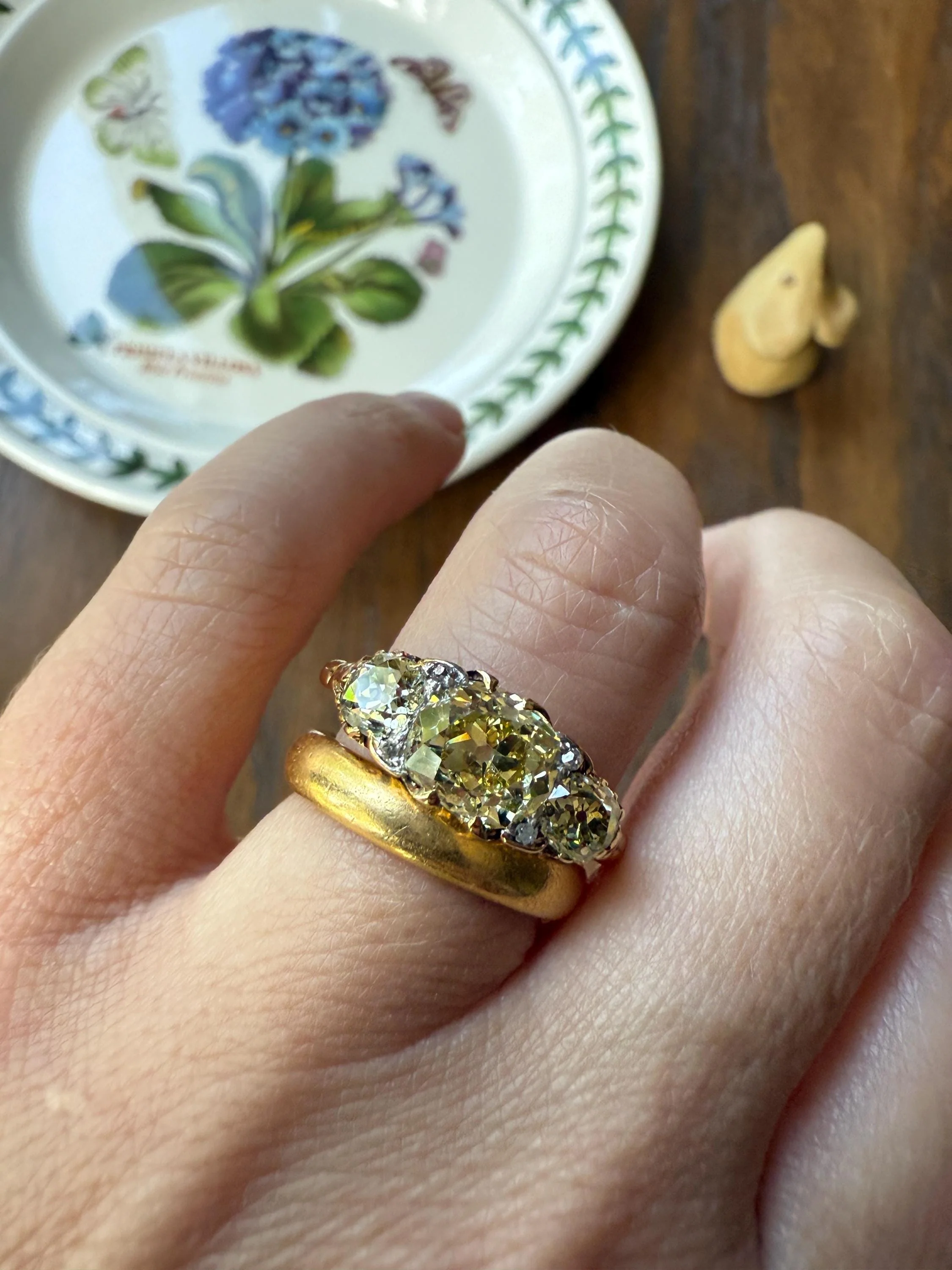 SPECIAL 3.1 Carat Antique FANCY YELLOW Old Mine Cut Diamond Three Stone Canary Ring Gemset Prong Spacers 18k Gold Rare Chunky Band - Image 3