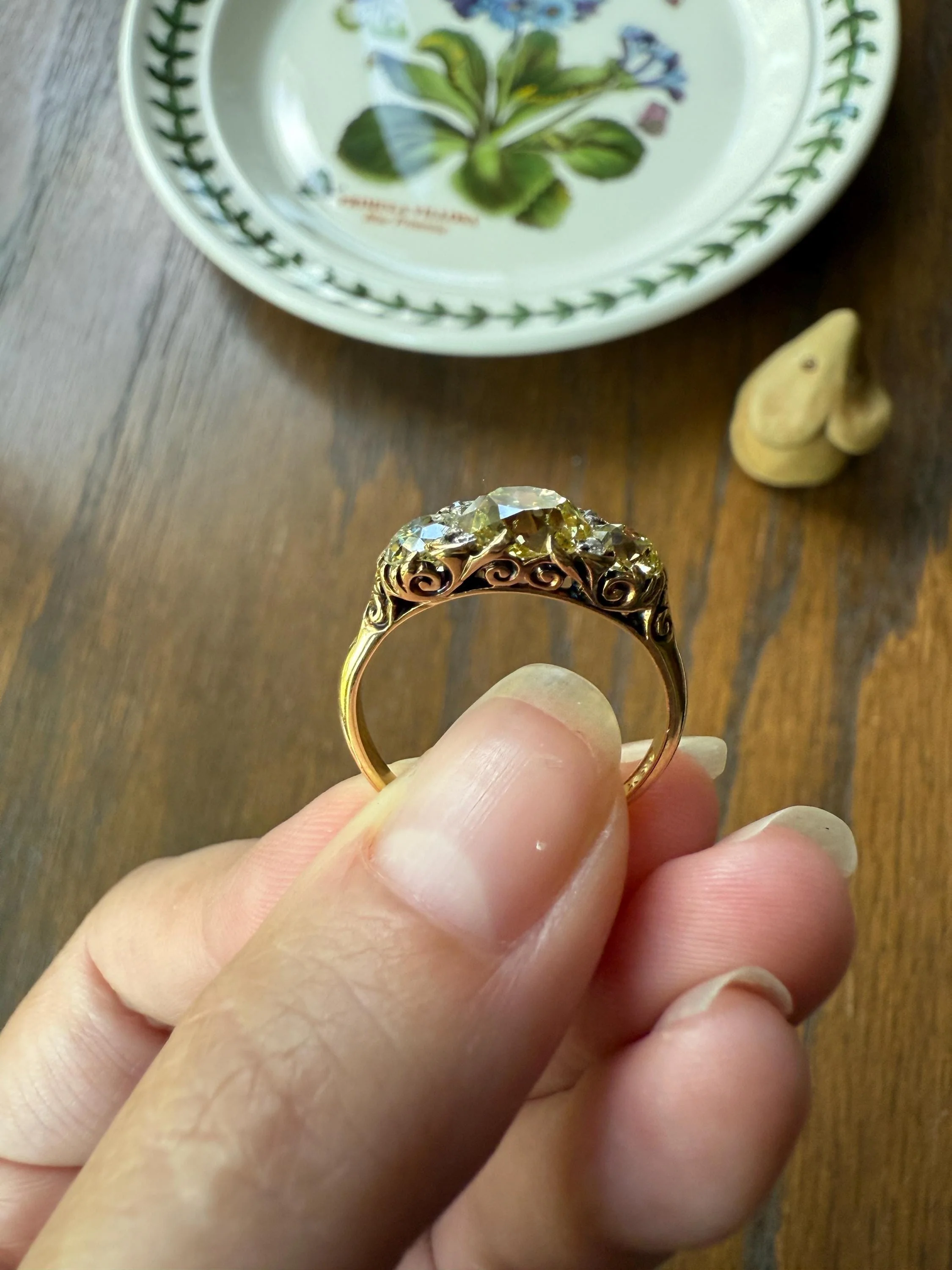 SPECIAL 3.1 Carat Antique FANCY YELLOW Old Mine Cut Diamond Three Stone Canary Ring Gemset Prong Spacers 18k Gold Rare Chunky Band - Image 4