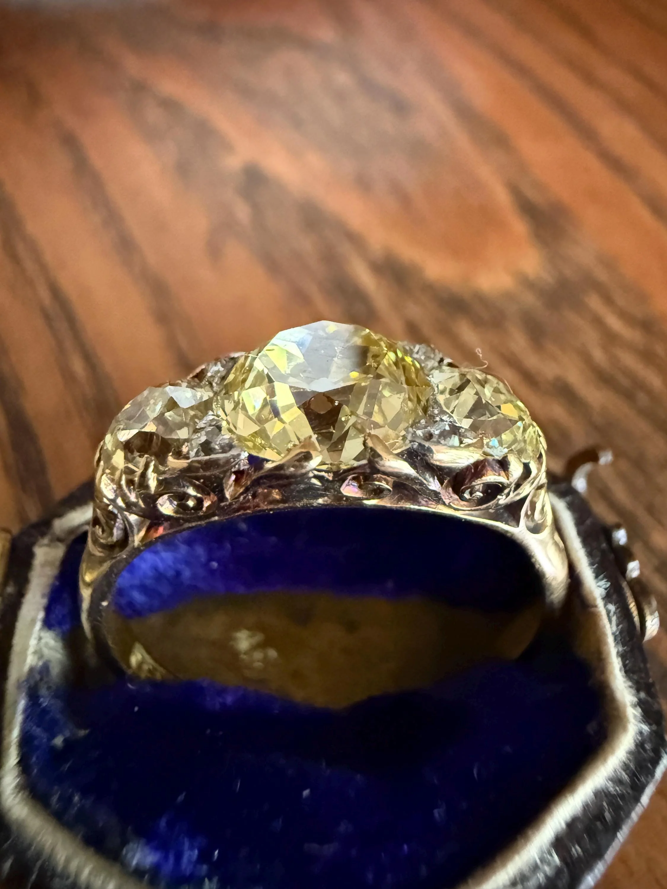 SPECIAL 3.1 Carat Antique FANCY YELLOW Old Mine Cut Diamond Three Stone Canary Ring Gemset Prong Spacers 18k Gold Rare Chunky Band - Image 5