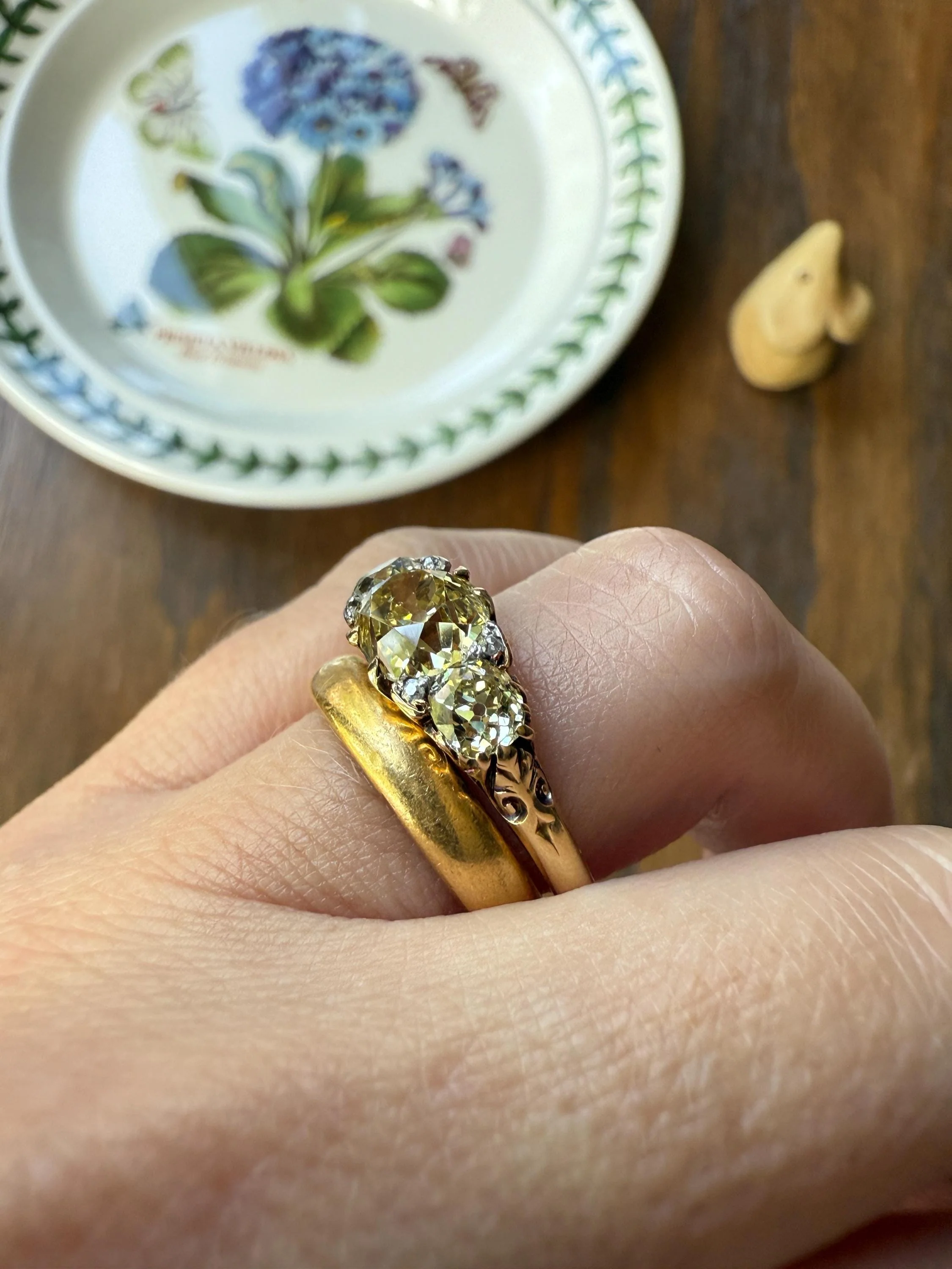 SPECIAL 3.1 Carat Antique FANCY YELLOW Old Mine Cut Diamond Three Stone Canary Ring Gemset Prong Spacers 18k Gold Rare Chunky Band - Image 6