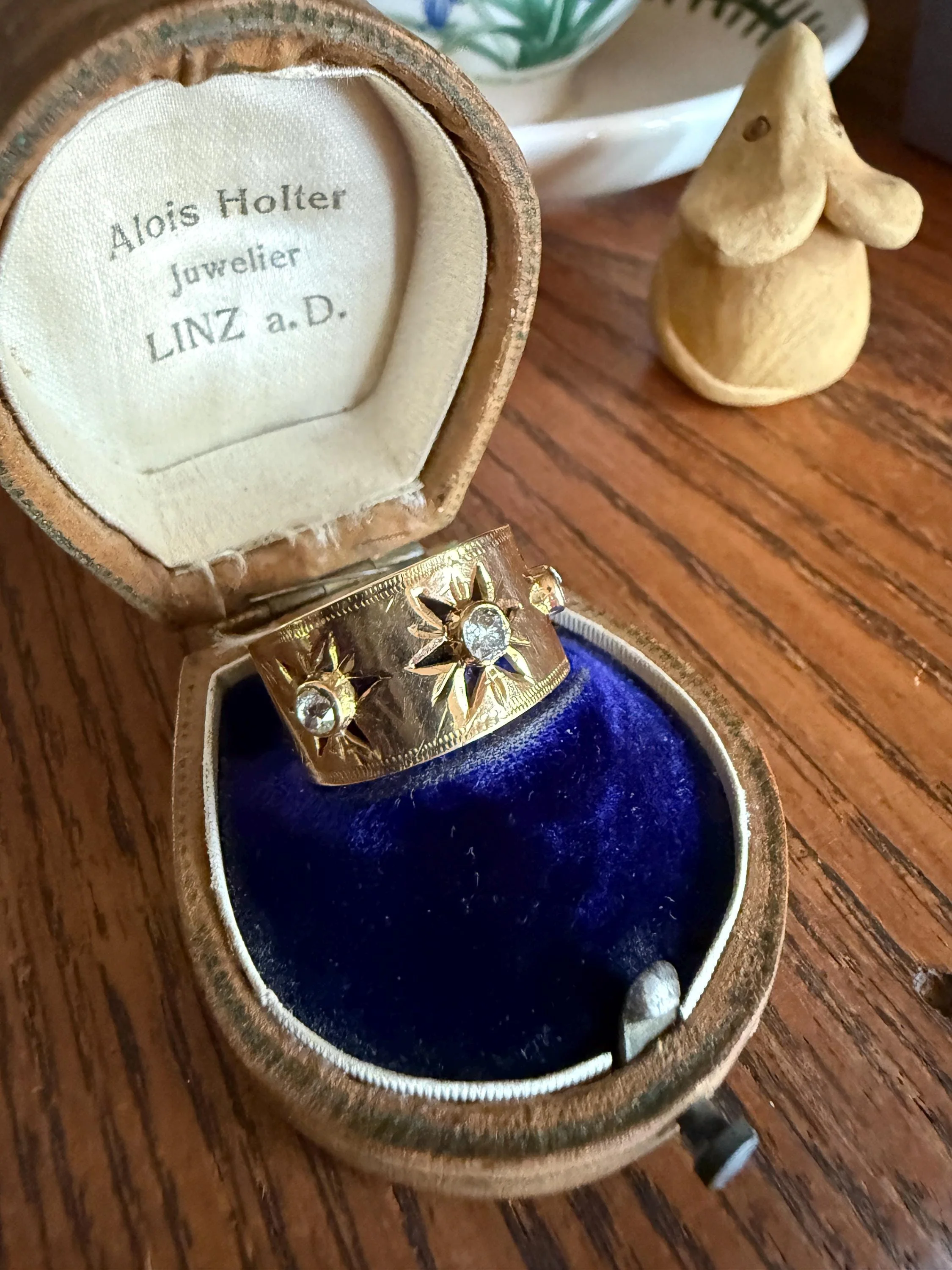 STARS Vintage Three Stone Diamond 11mm Wide Cigar Band French 18k Gold Old Mine & Brilliant Cut Chunky 3D Stacker Figural - Image 7