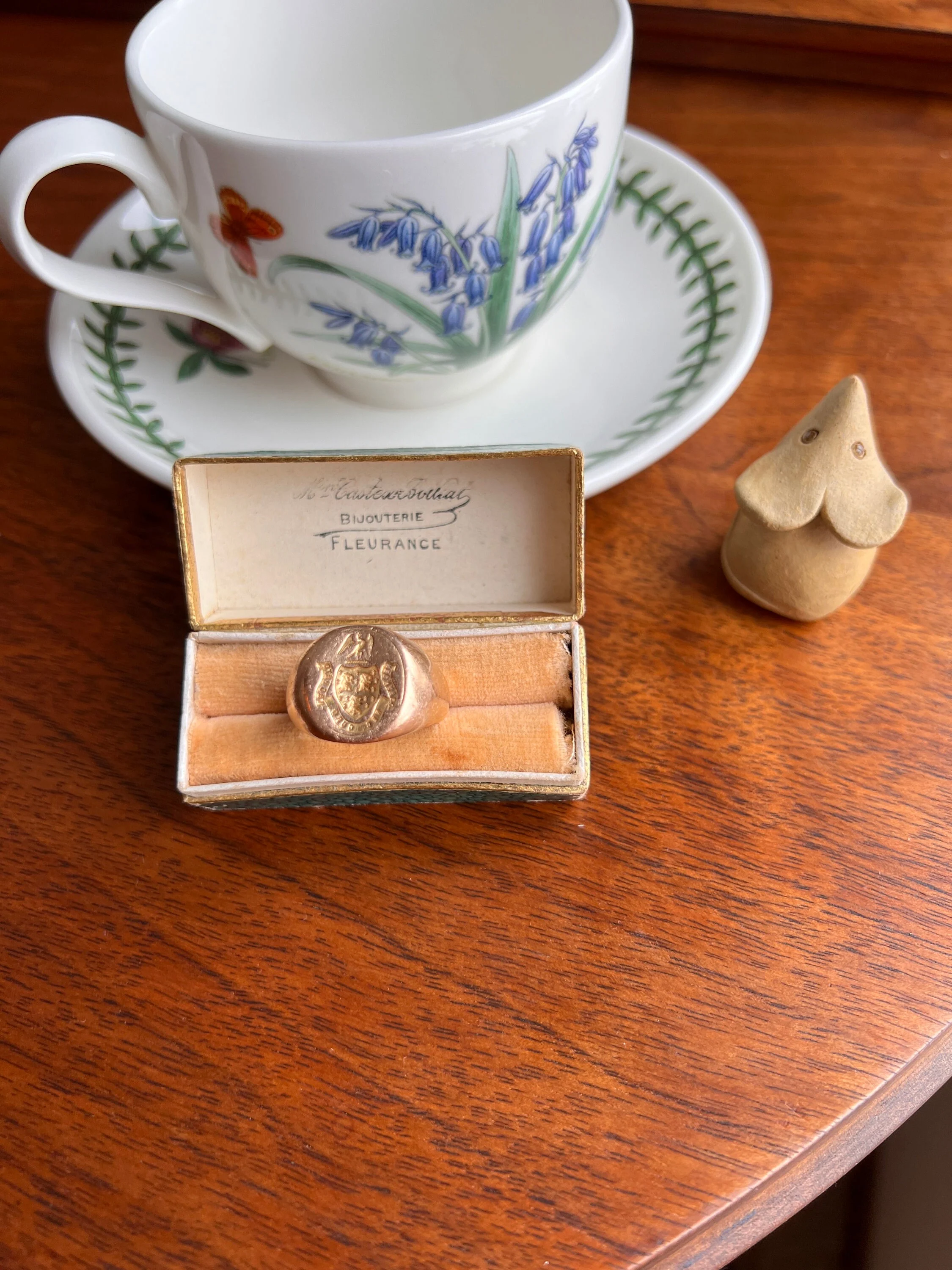 The " I DON'T CARE " Signet Ring French Antique HEAVY 19g 18k Gold Solid Shield Eagle Lion Fleur De Lis Chunky Unisex - Image 3